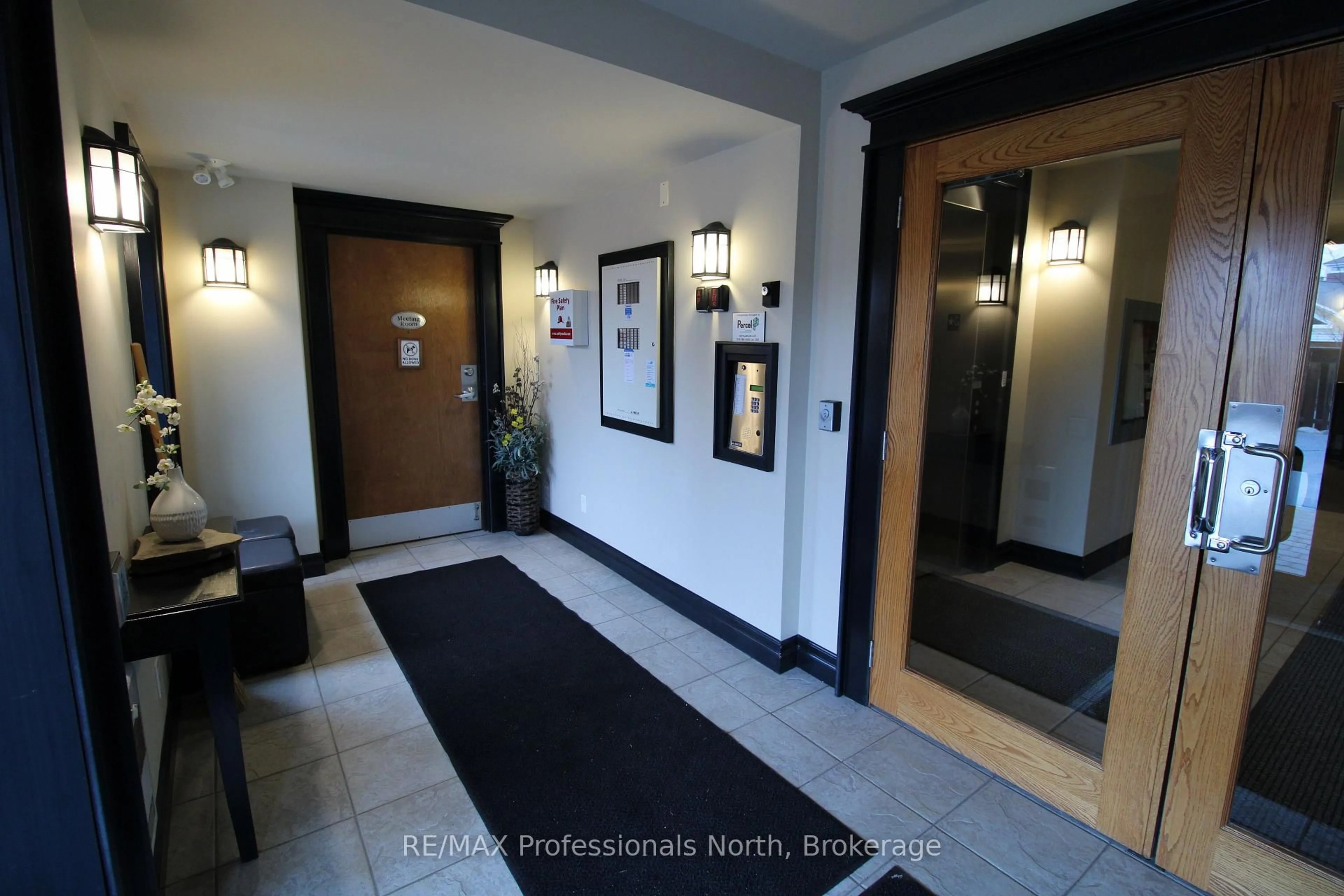Indoor foyer for 26 Dairy Lane #402, Huntsville Ontario P1H 0A4