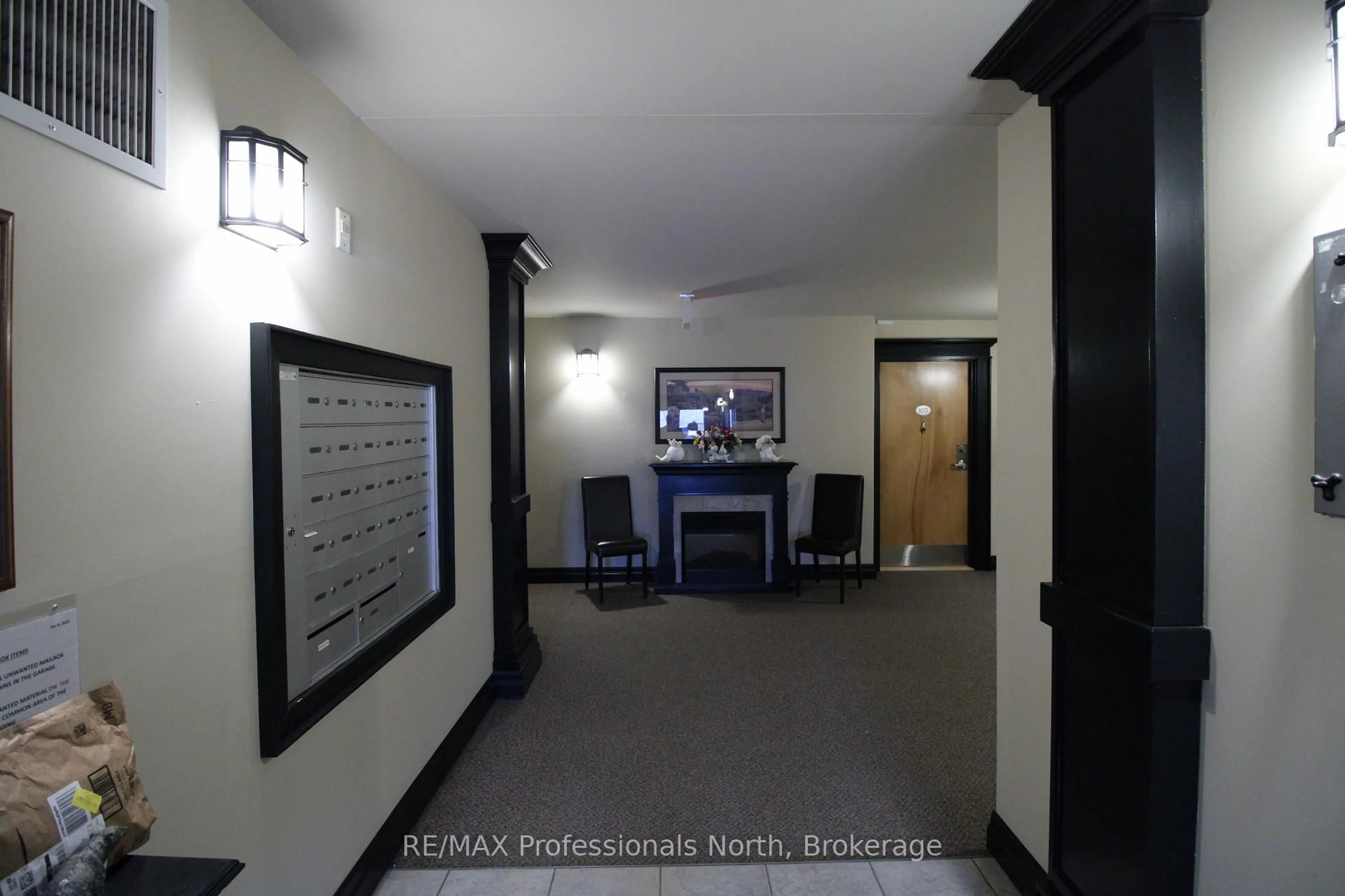 Indoor foyer for 26 Dairy Lane #402, Huntsville Ontario P1H 0A4