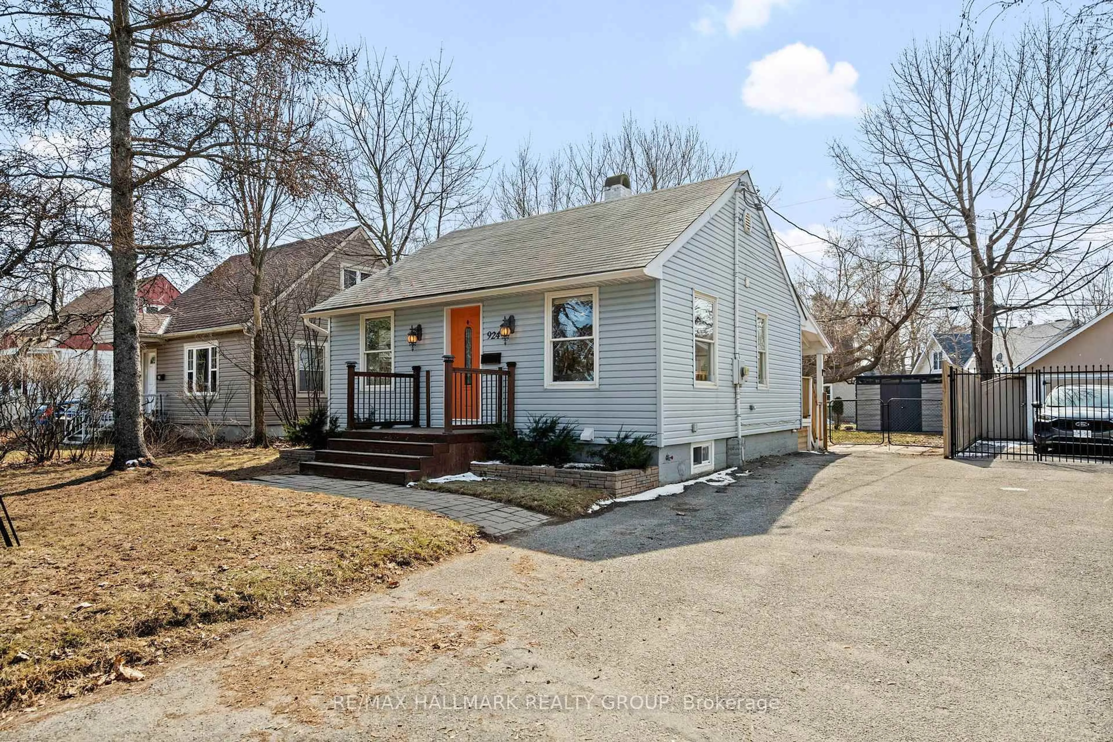 Home with vinyl exterior material, street for 924 Fisher Ave, Ottawa Ontario K1Z 6P4