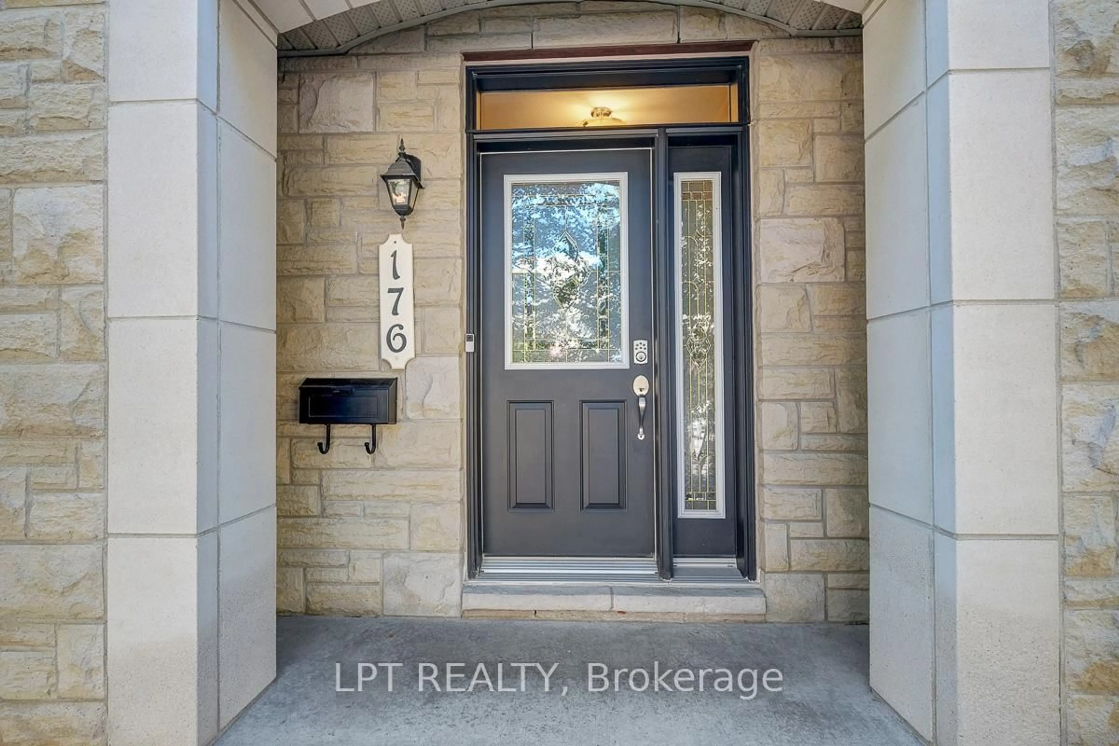 Indoor entryway for 176 Lanark Ave, Ottawa Ontario K1Z 1E5