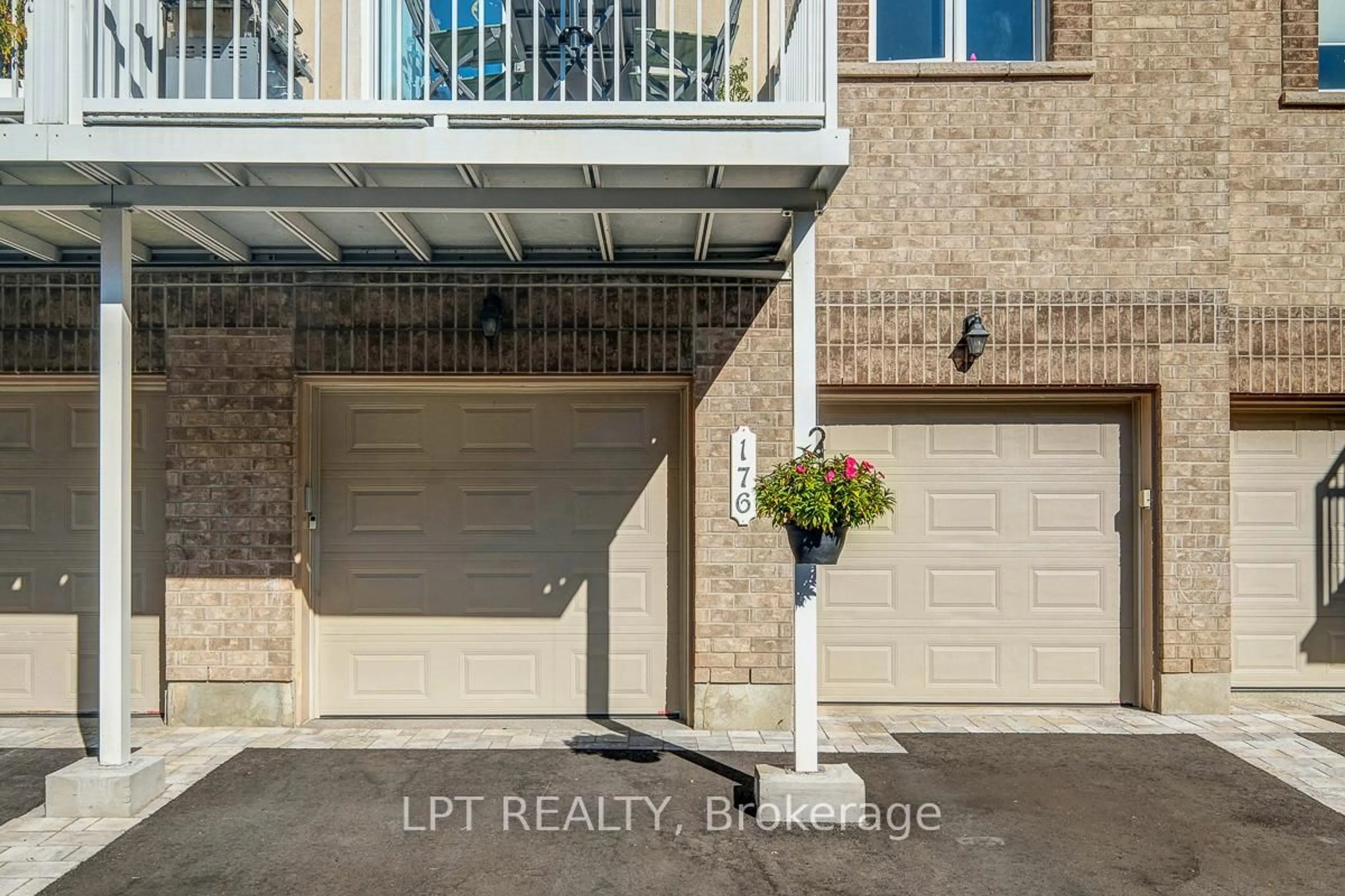 Indoor garage for 176 Lanark Ave, Ottawa Ontario K1Z 1E5