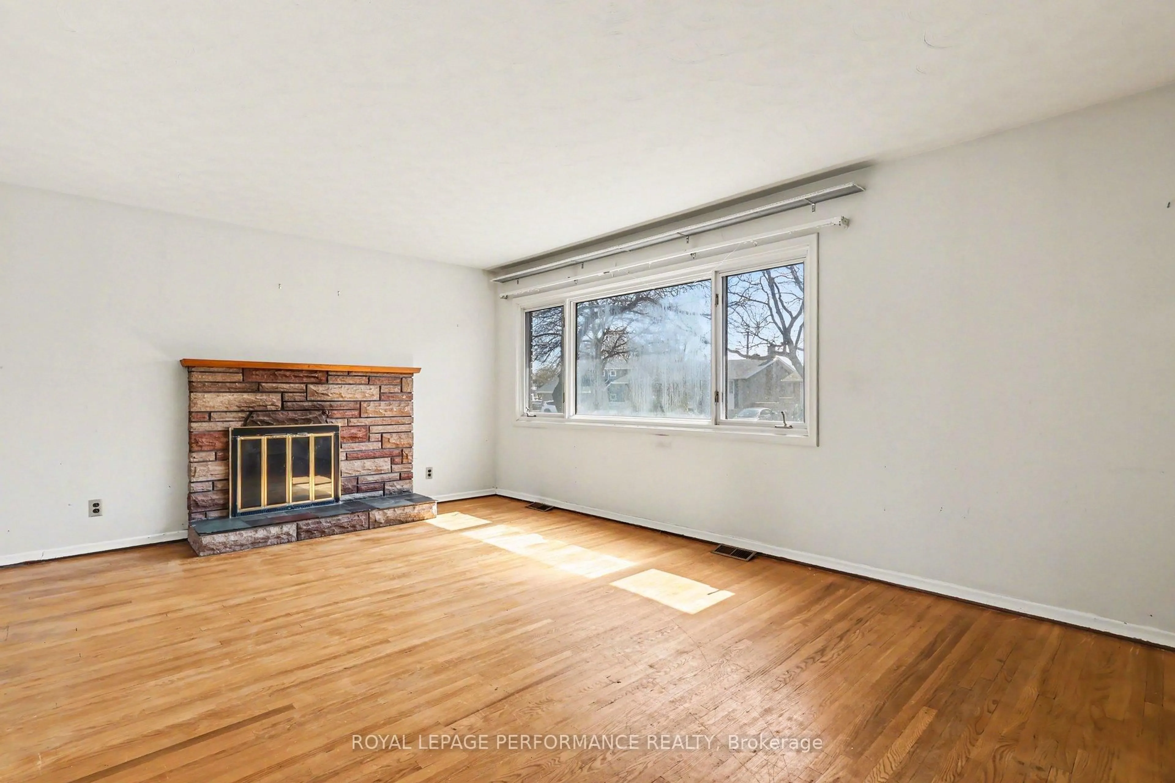 A pic of a room for 767 Cross Ave, Ottawa Ontario K1G 3C9