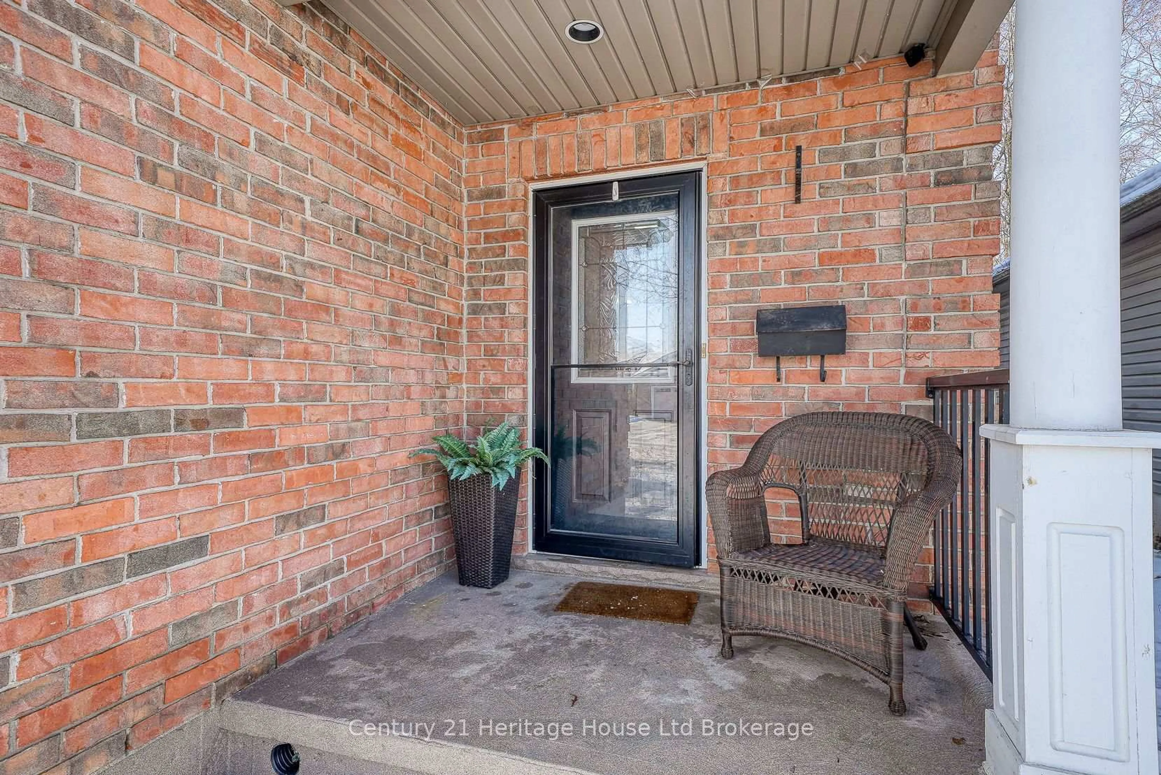 Indoor entryway for 18 Potters Way, Woodstock Ontario N4S 8Z5