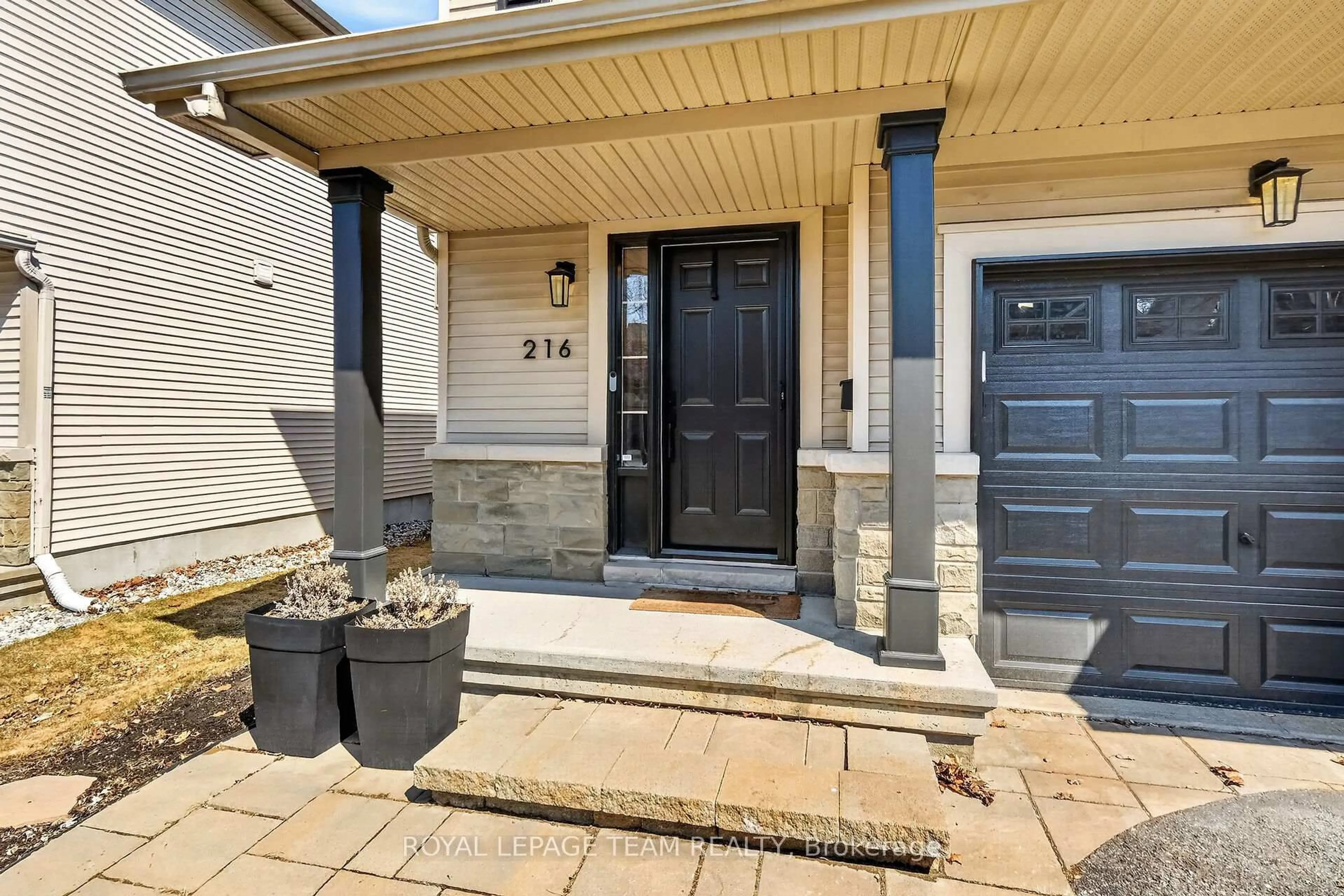 Indoor entryway for 216 Trail Side Circ, Smiths Falls Ontario K4A 5B5