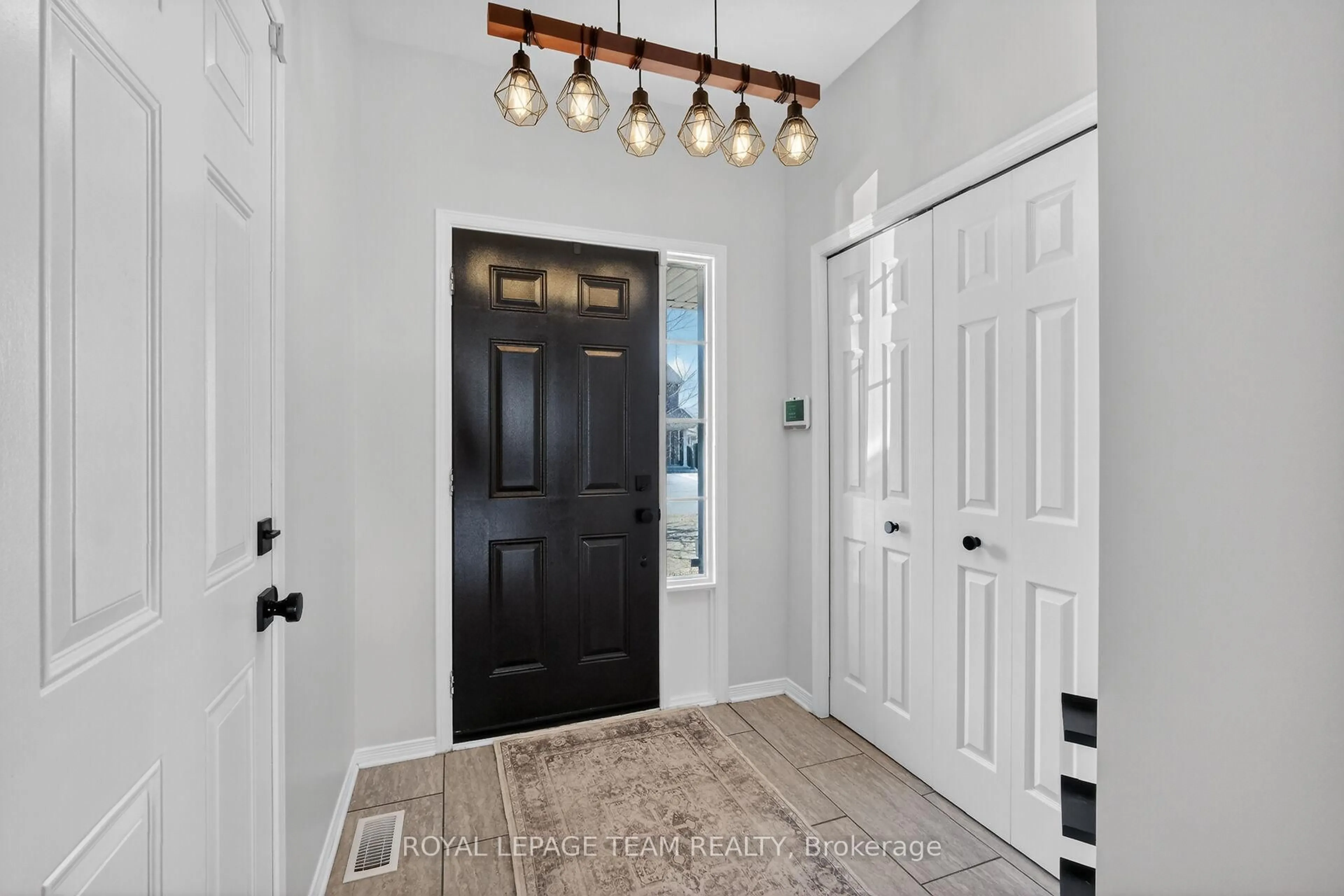 Indoor entryway for 216 Trail Side Circ, Smiths Falls Ontario K4A 5B5