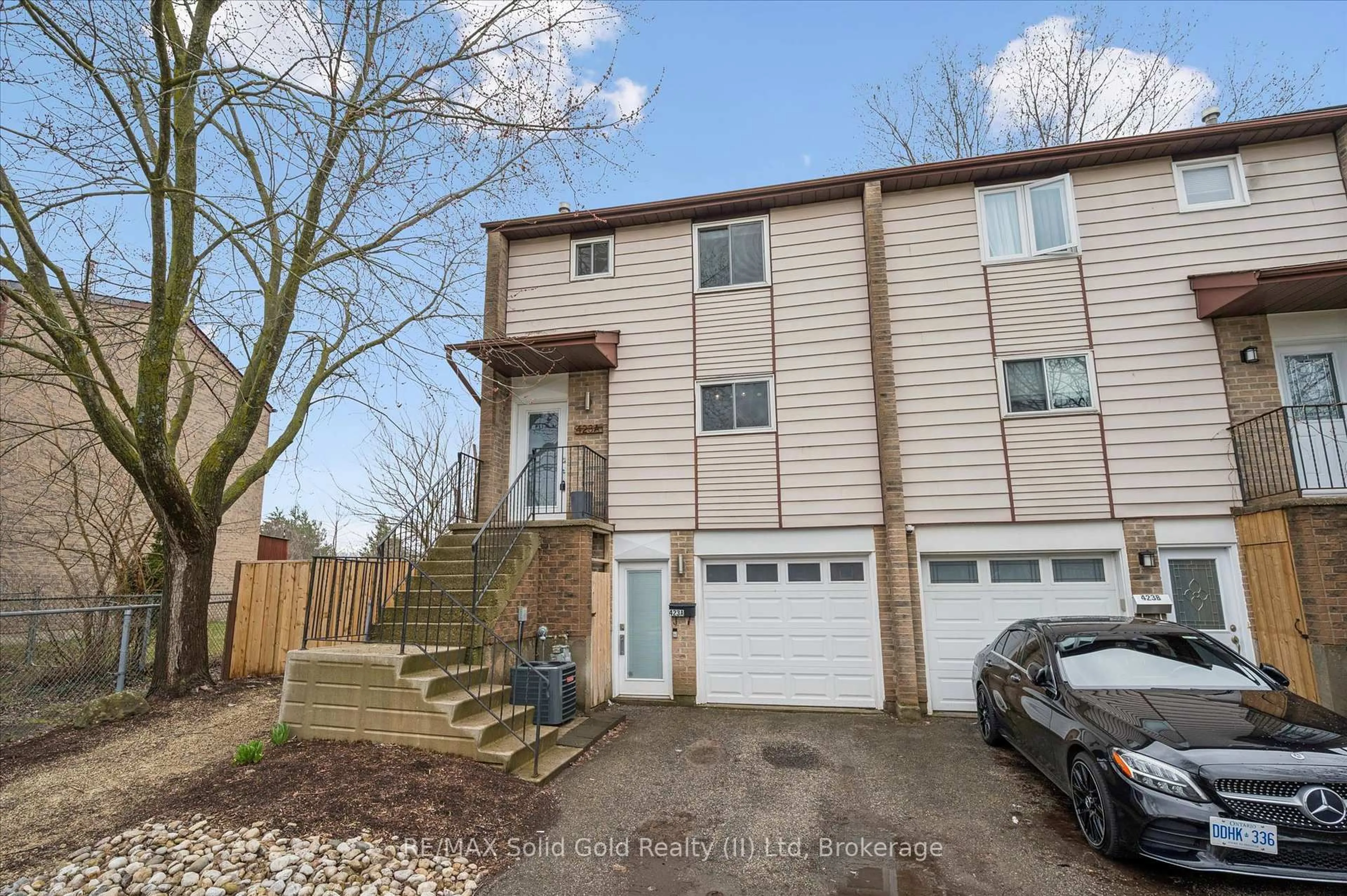 A pic from outside/outdoor area/front of a property/back of a property/a pic from drone, street for 423 Cadbury Crt #A, Waterloo Ontario N2K 3G7