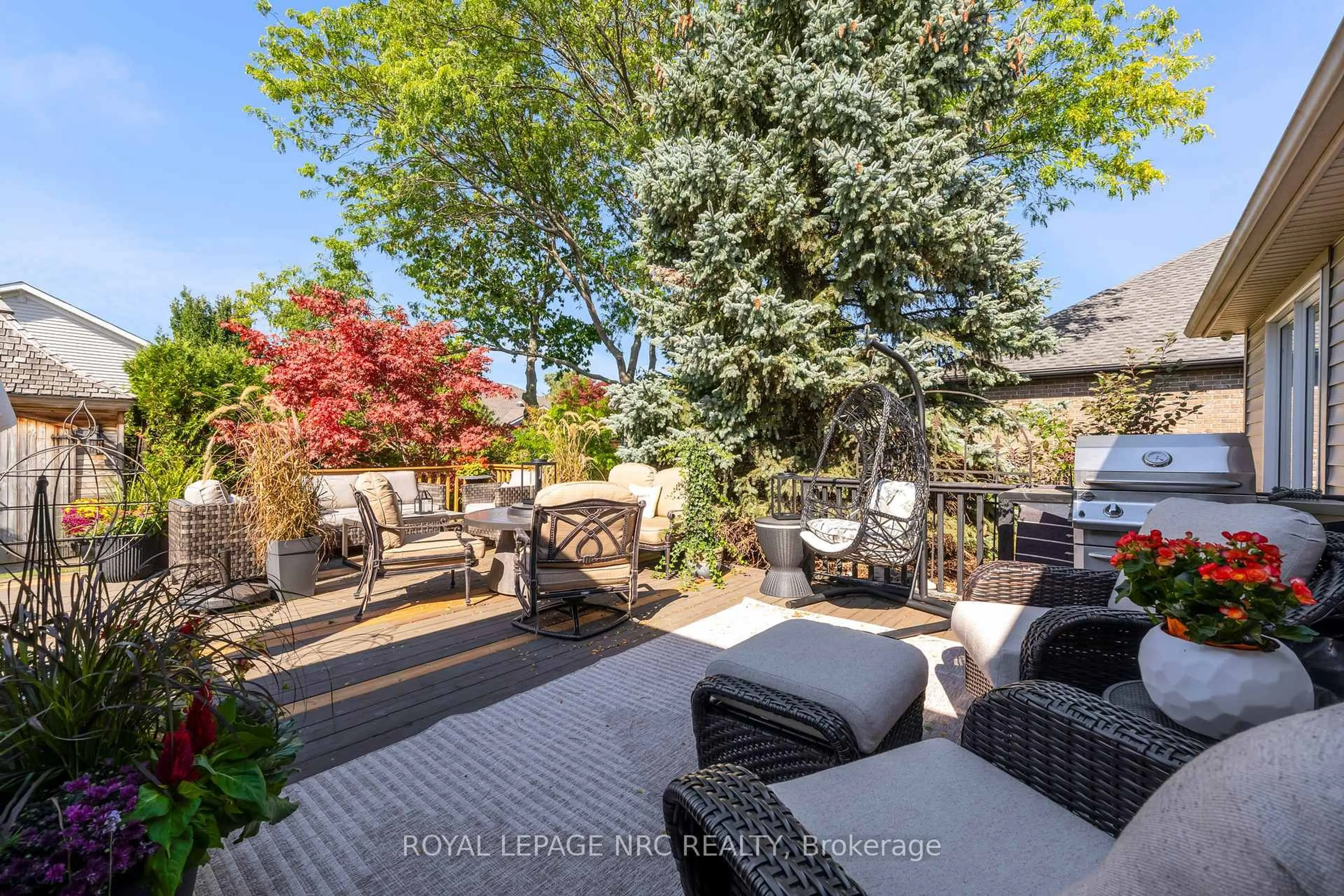 Patio, street for 611 Victoria St, Niagara-on-the-Lake Ontario L0S 1J0