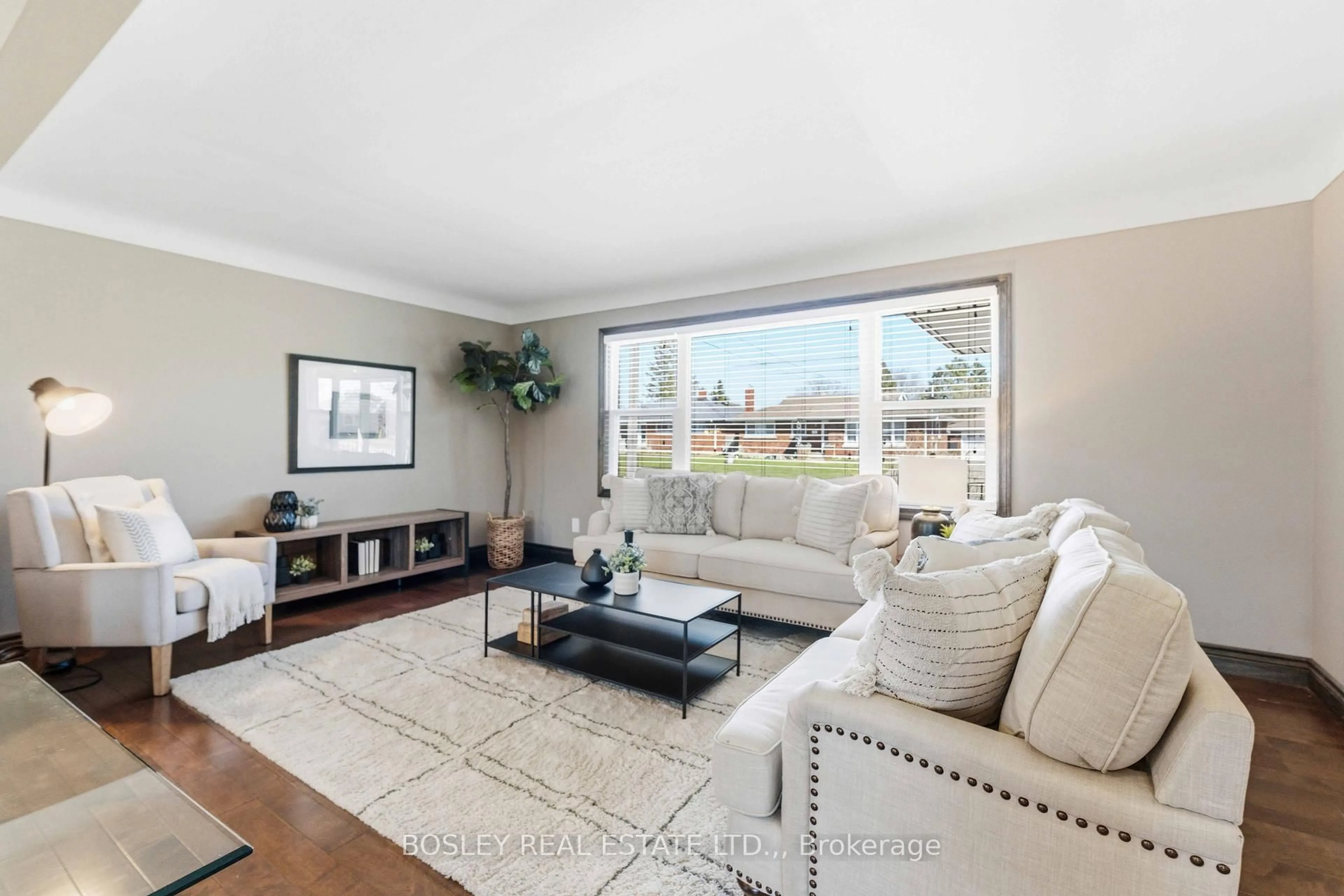 Living room with furniture, unknown for 5009 Amelia Cres, Niagara Falls Ontario L2E 5C4