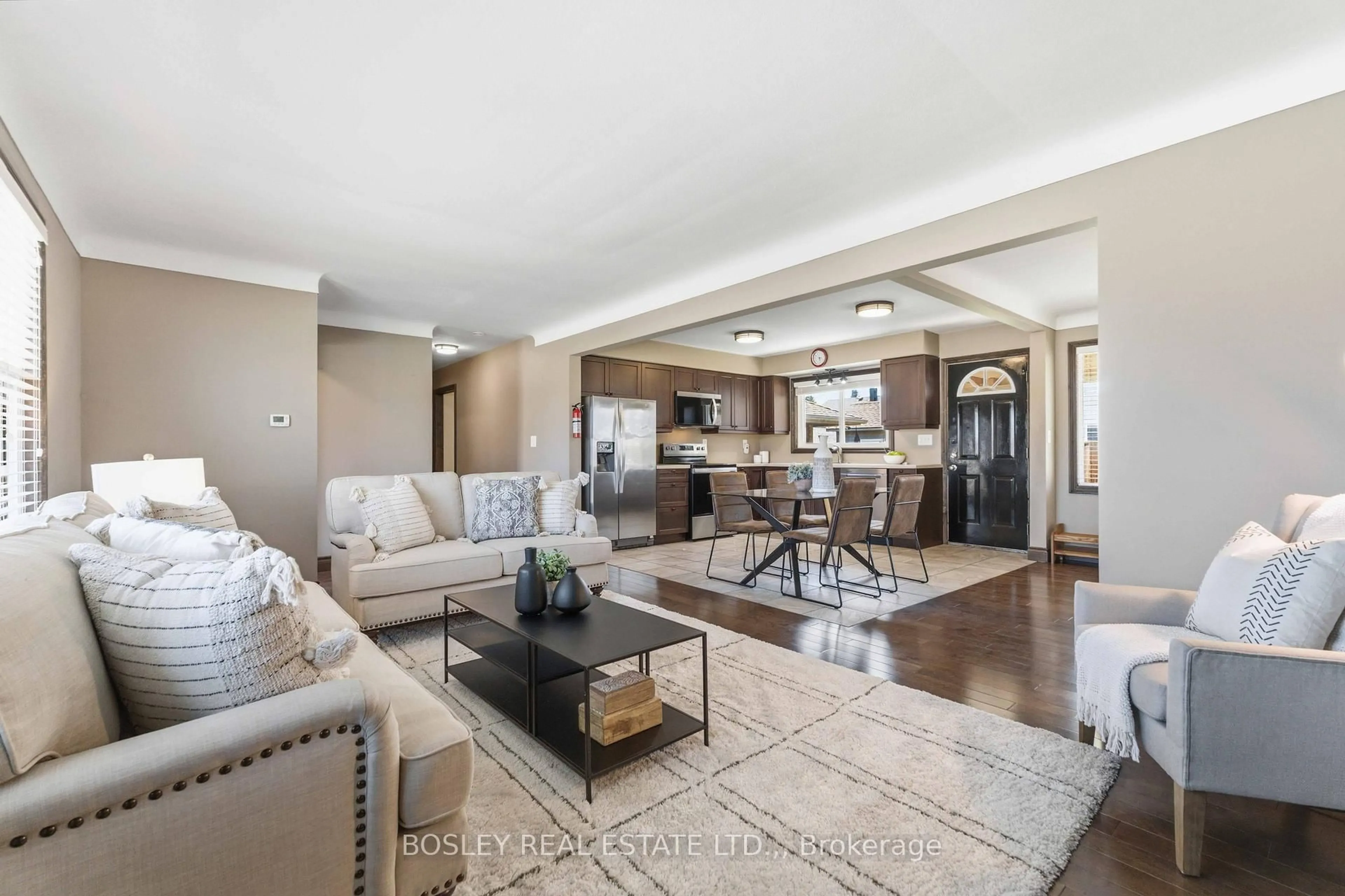 Living room with furniture, unknown for 5009 Amelia Cres, Niagara Falls Ontario L2E 5C4