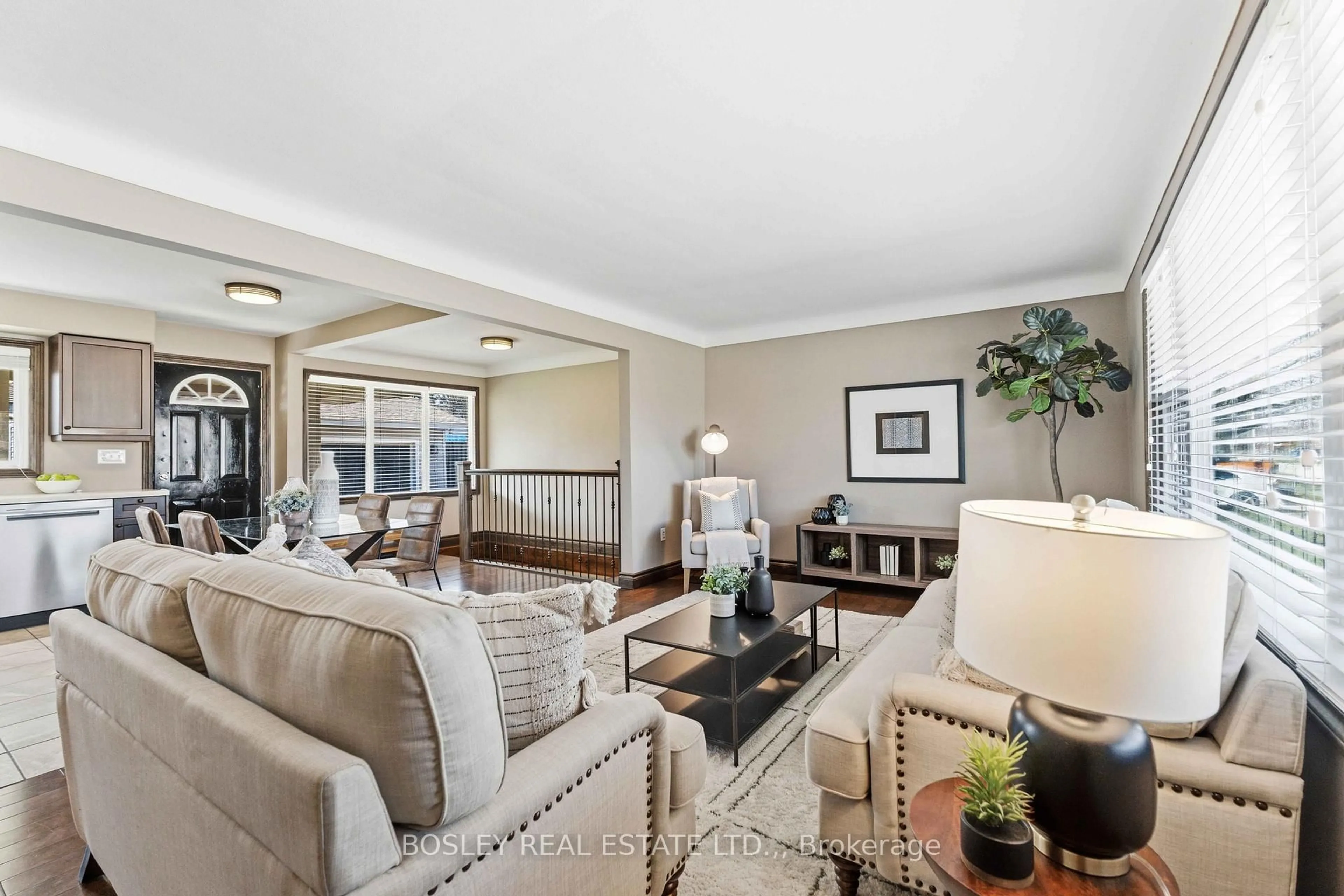 Living room with furniture, unknown for 5009 Amelia Cres, Niagara Falls Ontario L2E 5C4