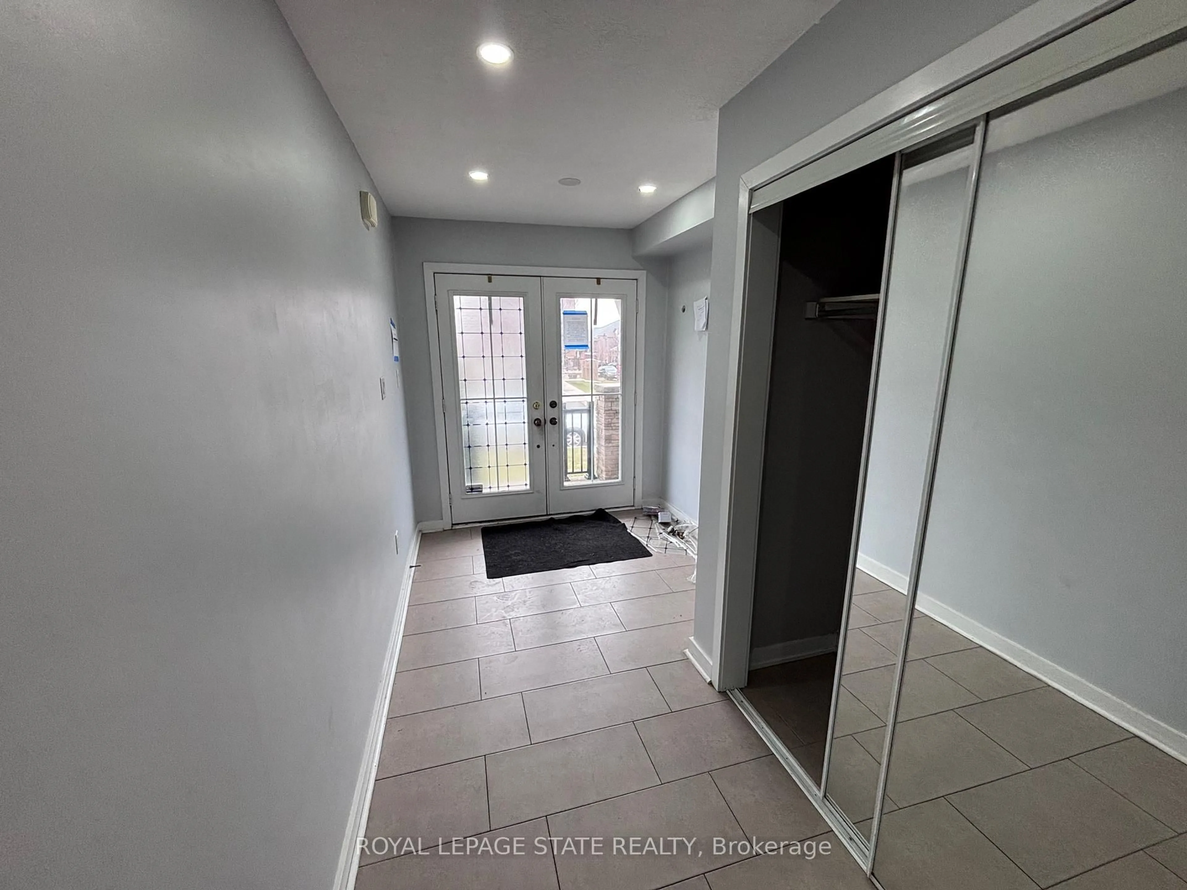 Indoor entryway for 88 West Glen Ave, Hamilton Ontario L8J 0H8