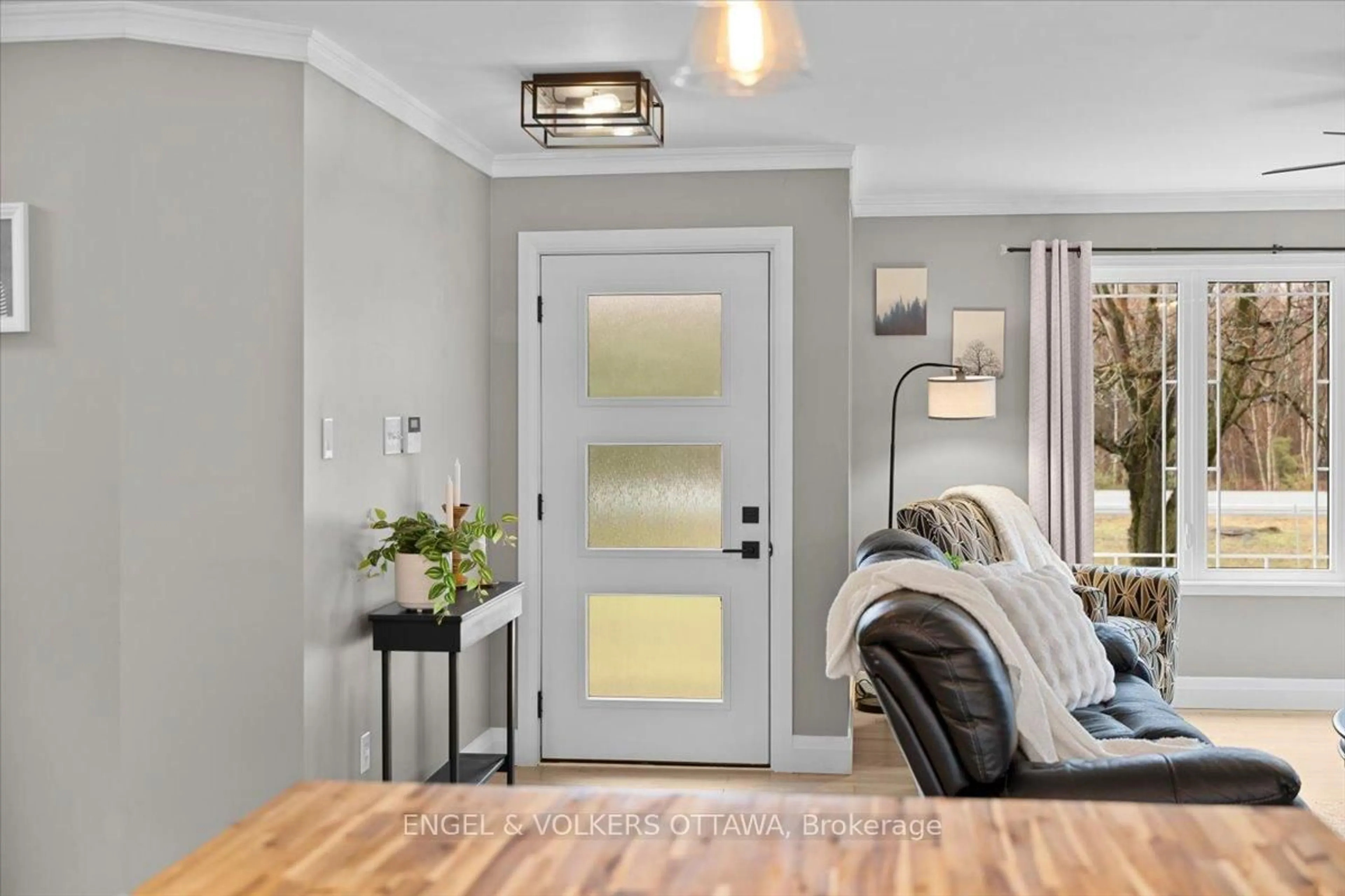 Indoor entryway for 924 County 9 Rd, Alfred and Plantagenet Ontario K0B 1C0