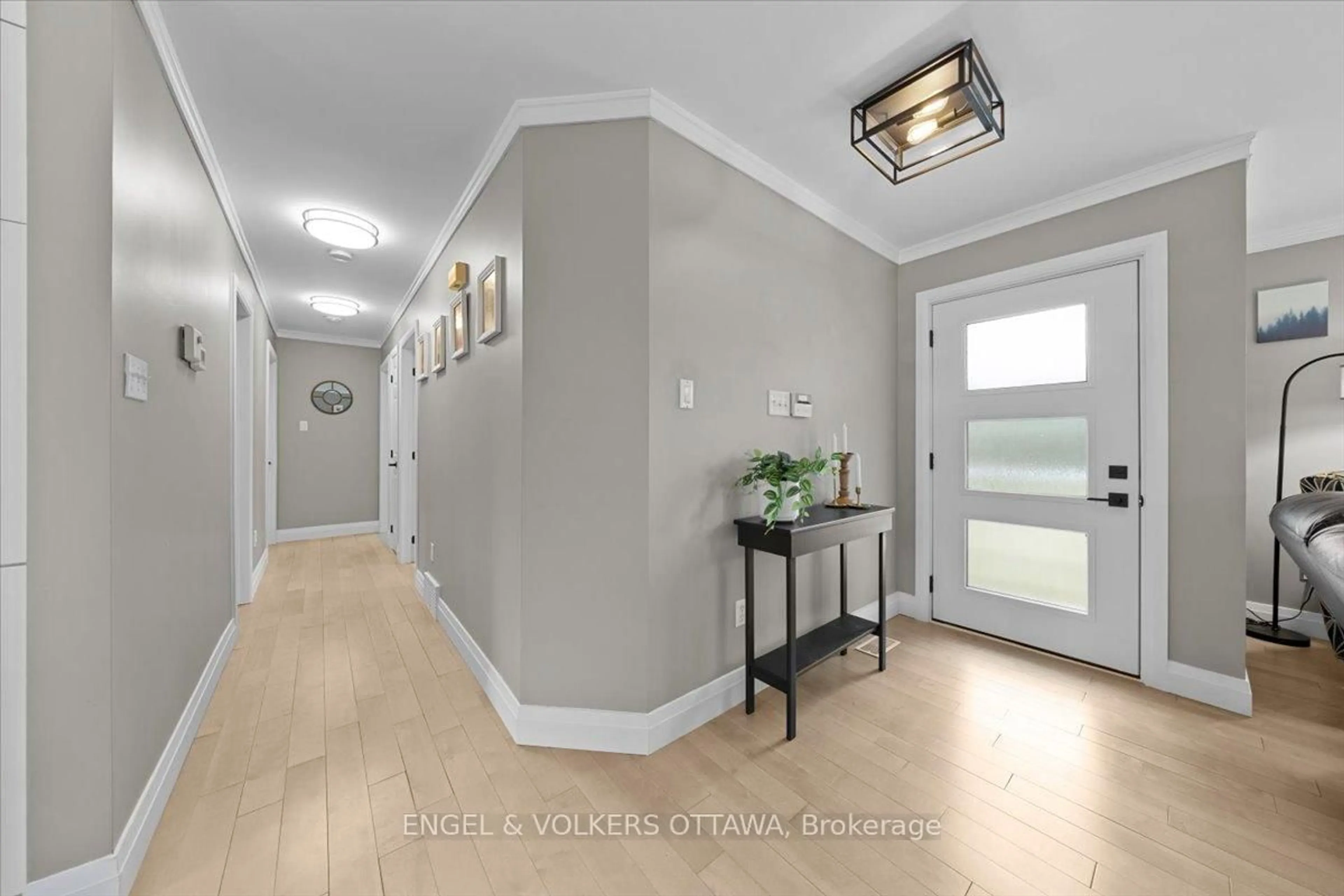 Indoor entryway for 924 County 9 Rd, Alfred and Plantagenet Ontario K0B 1C0