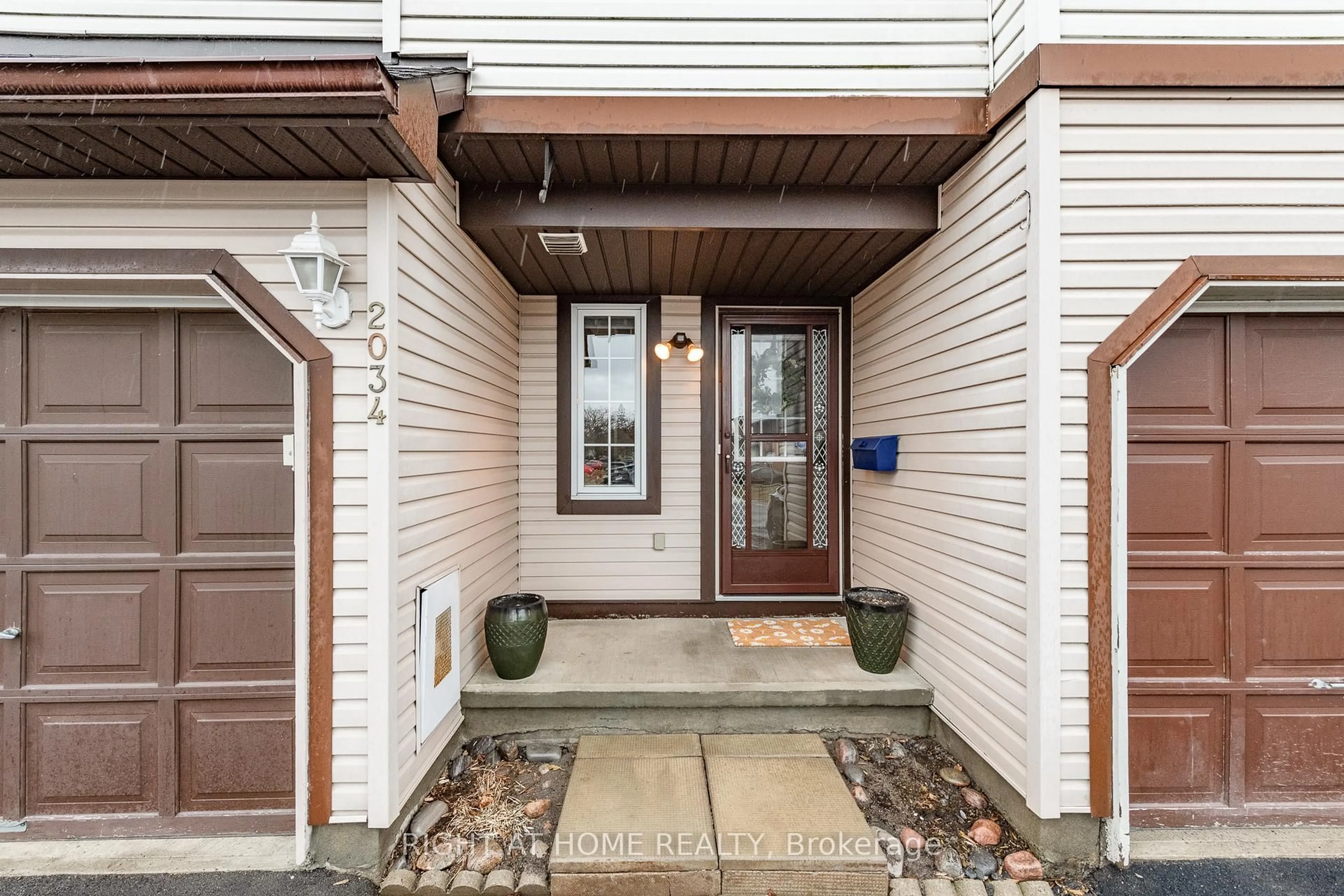 Indoor entryway for 2034 P Ave, Ottawa Ontario K1G 6G7