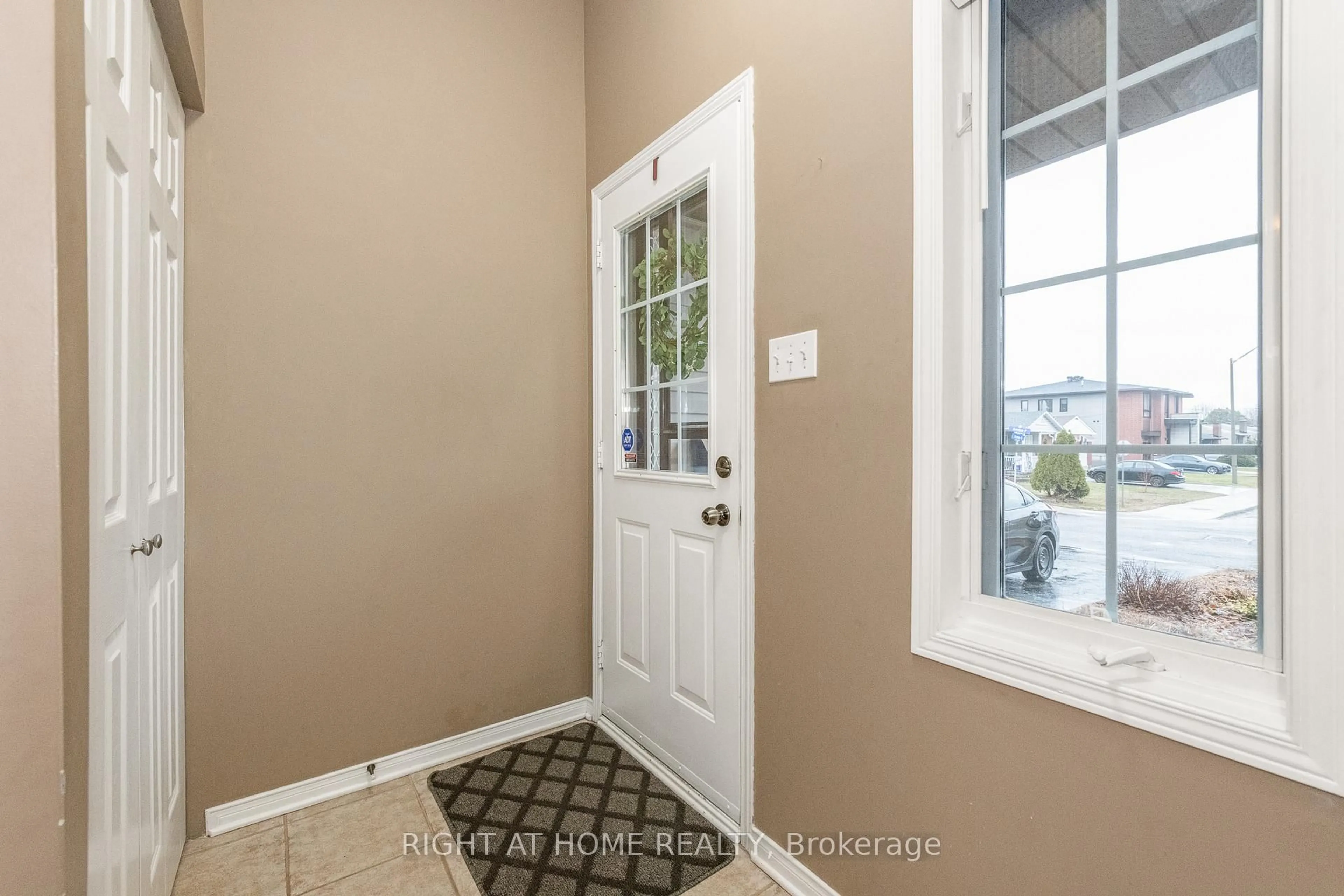 Indoor entryway for 2034 P Ave, Ottawa Ontario K1G 6G7