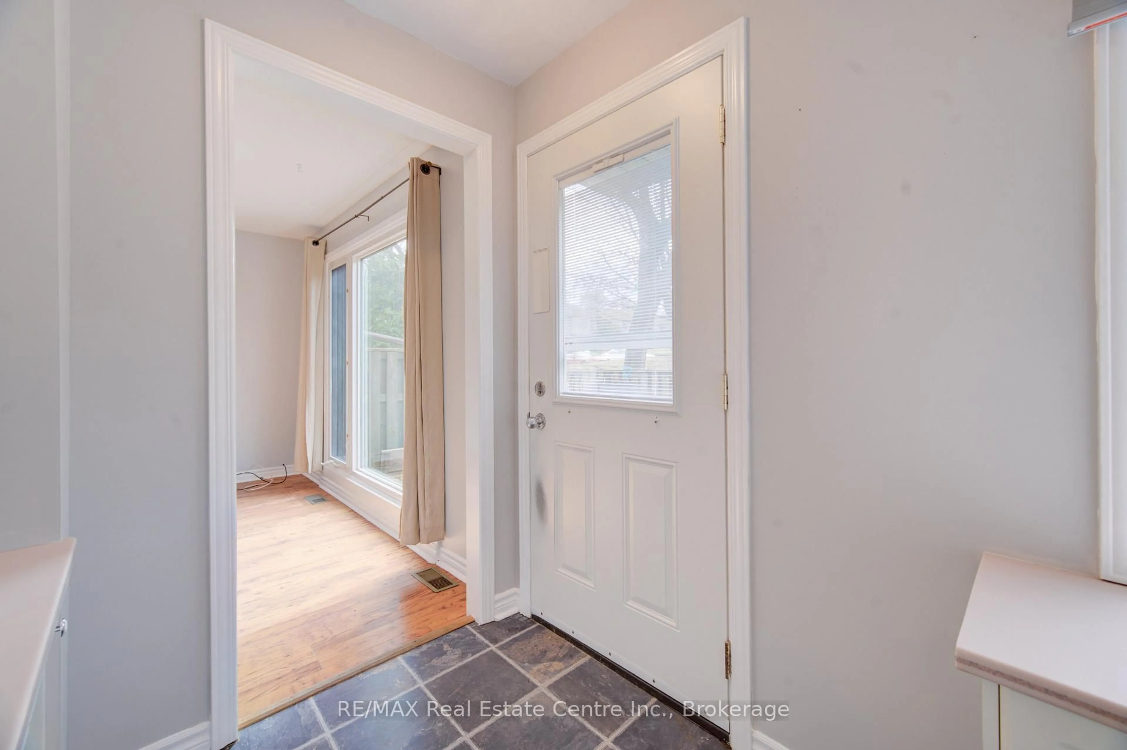 Indoor entryway for 60 Wilsonview Ave #n/a, Guelph Ontario N1G 2Z9