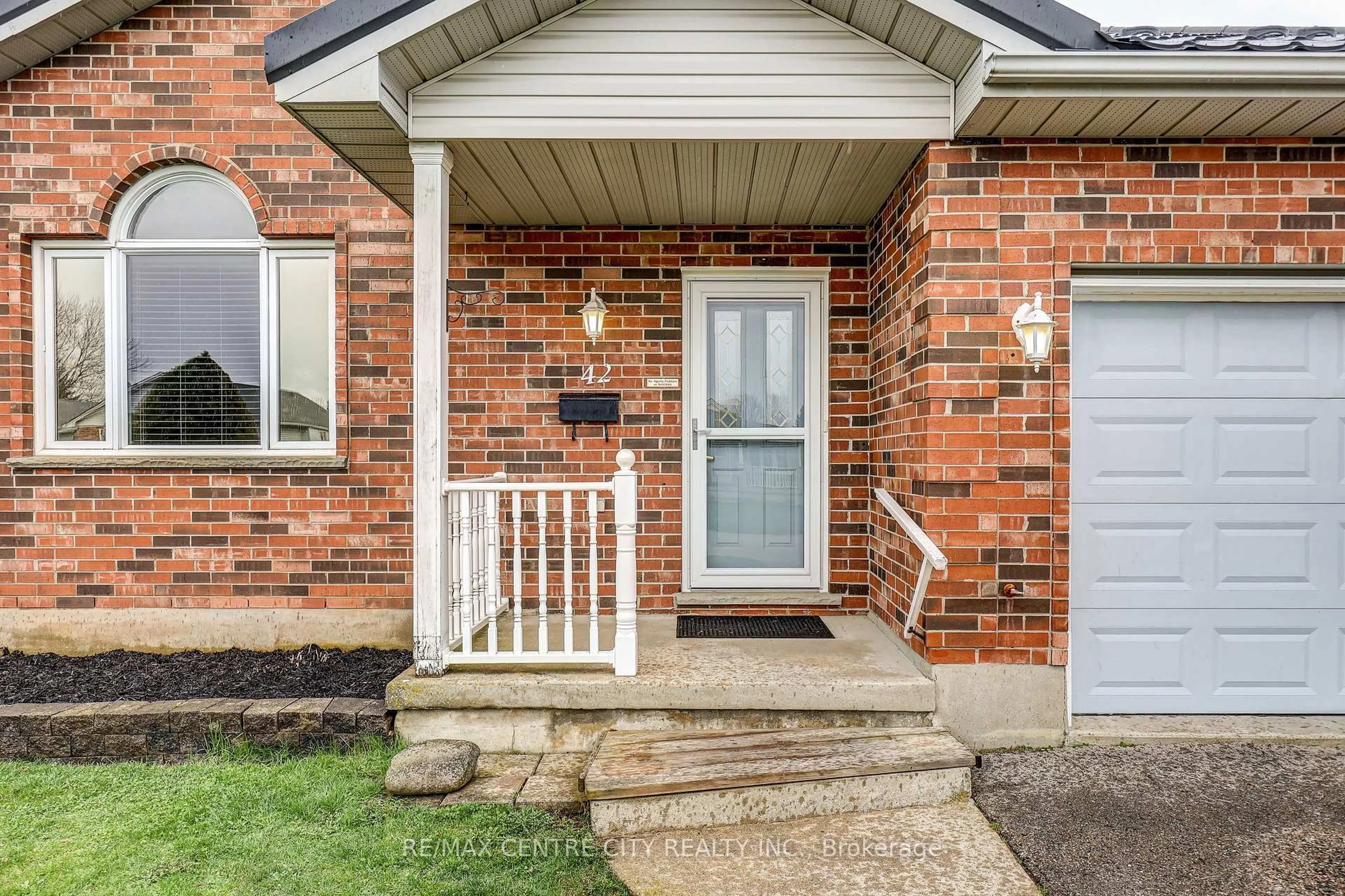 Home with brick exterior material, street for 42 Oldewood Cres, St. Thomas Ontario N5R 6B2