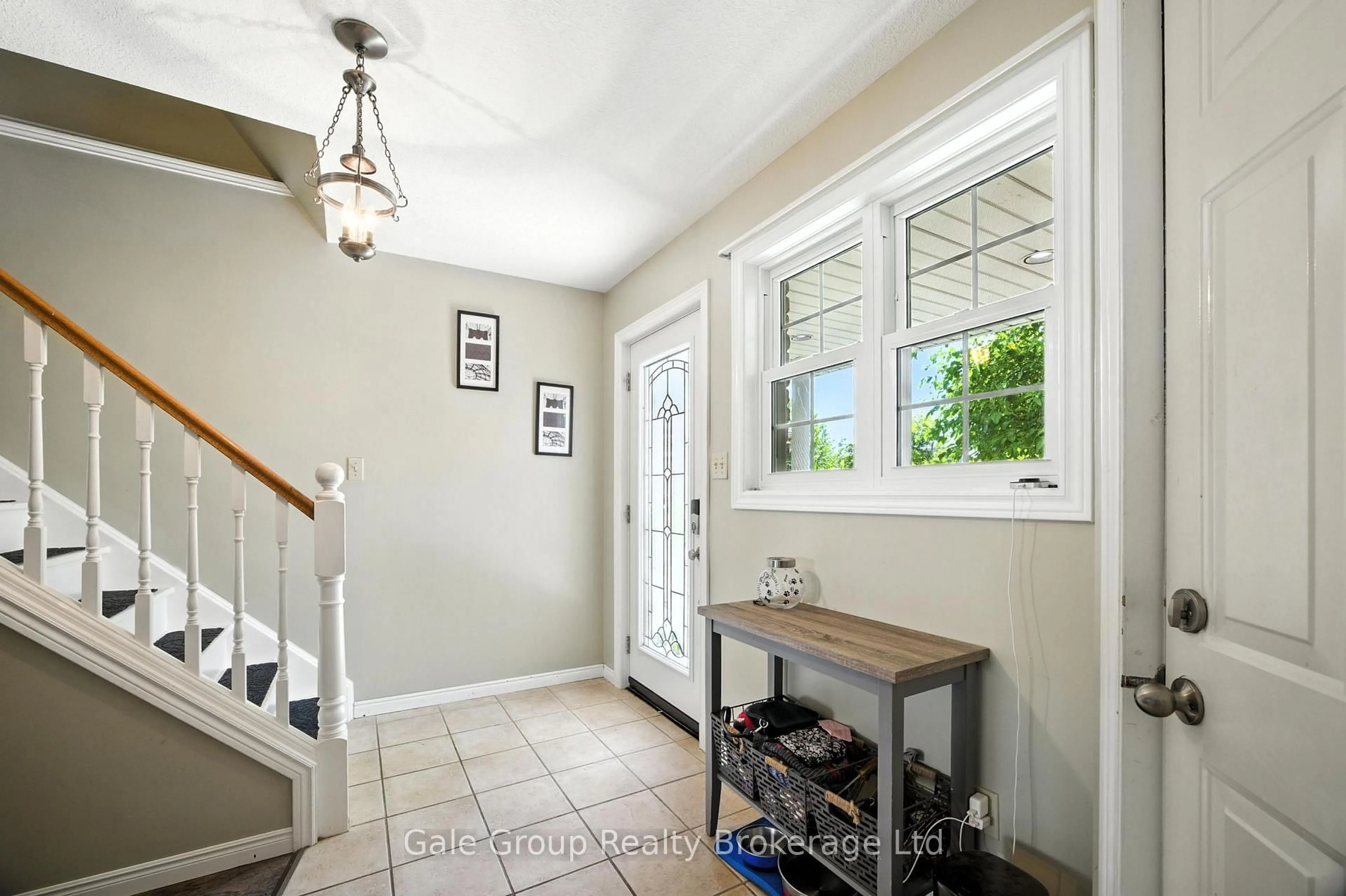 Indoor entryway for 1030 Pearson Dr, Woodstock Ontario N4S 8V1