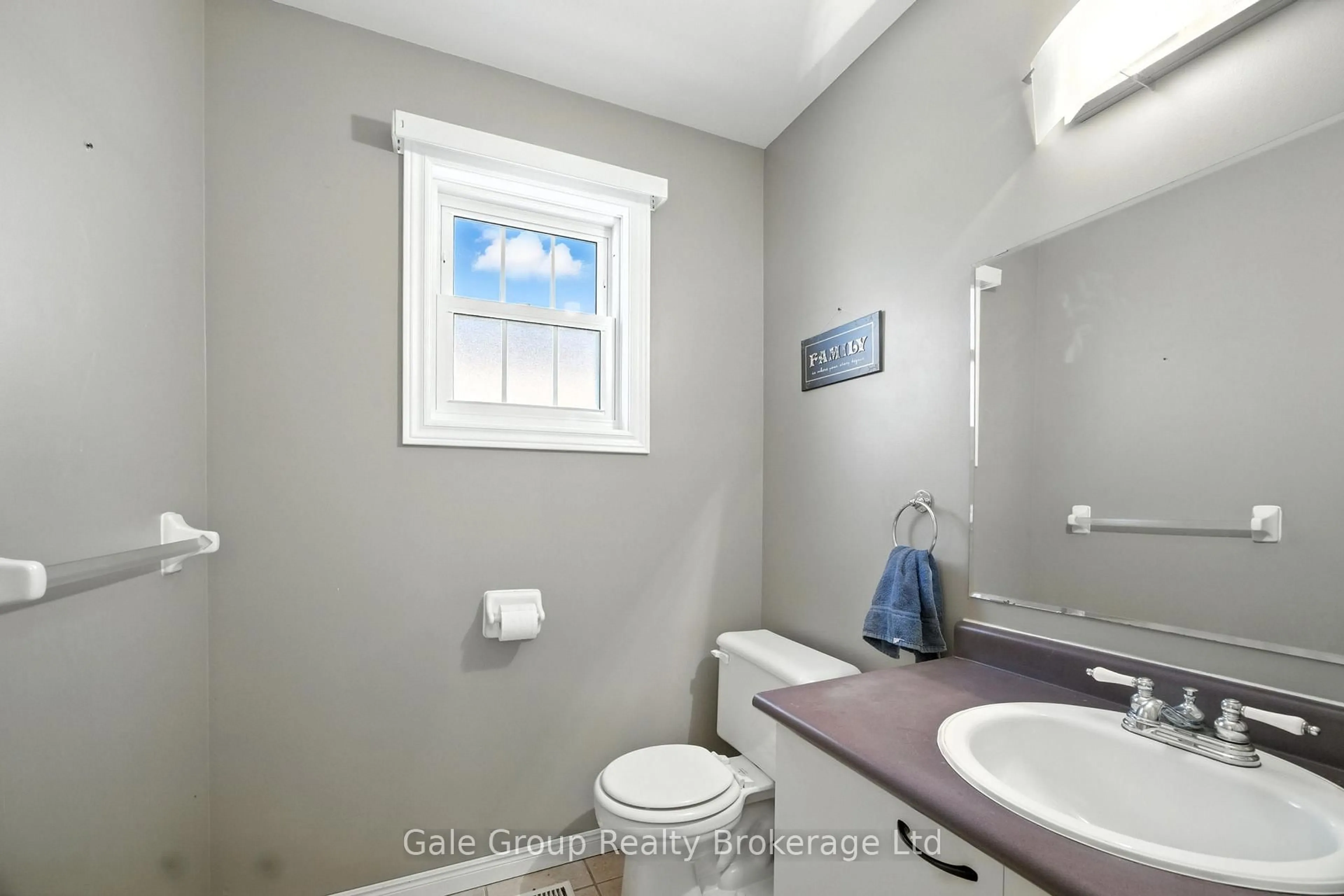 Standard bathroom, ceramic/tile floor for 1030 Pearson Dr, Woodstock Ontario N4S 8V1