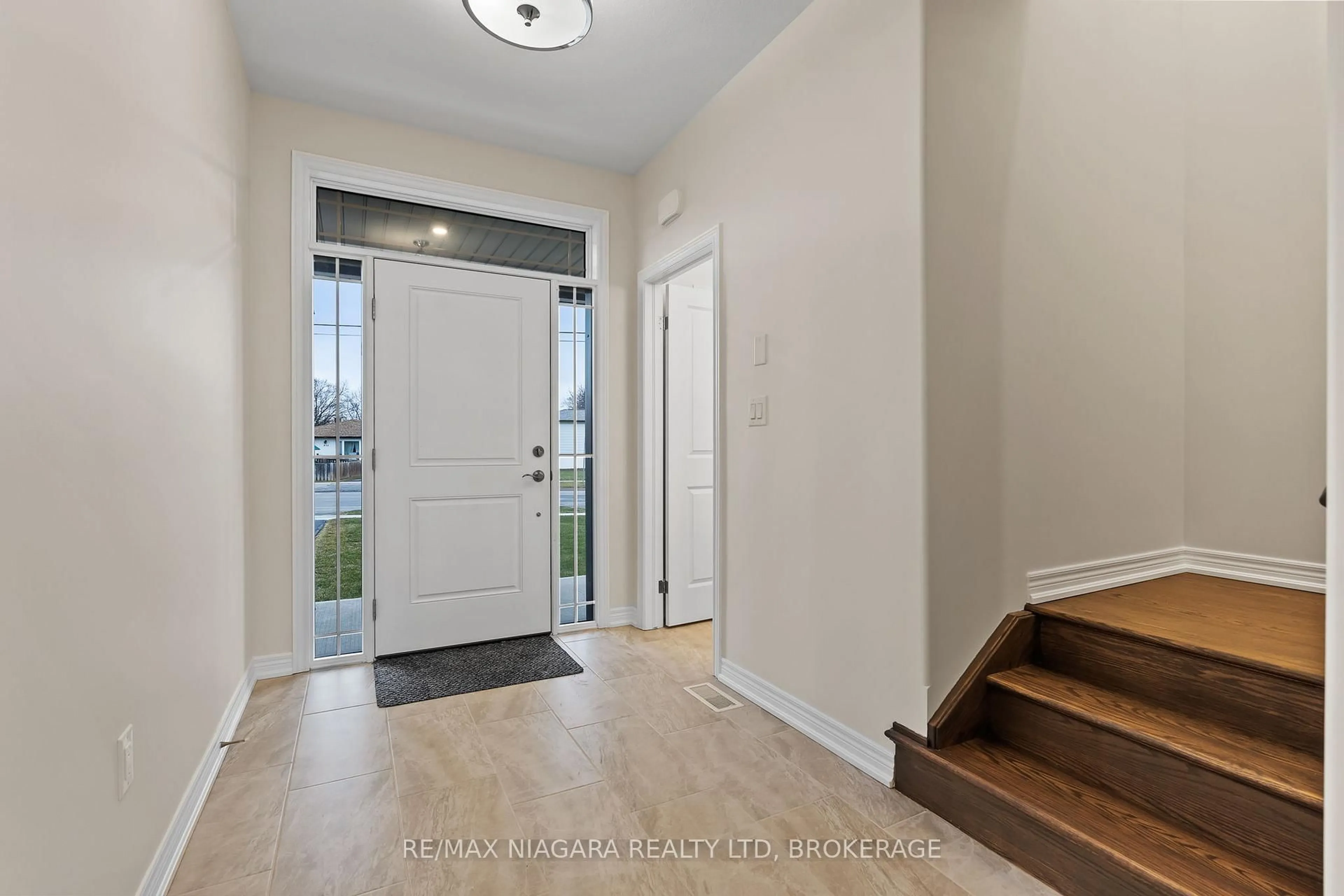 Indoor entryway for 427 Vine St #B, St. Catharines Ontario L2M 3S6