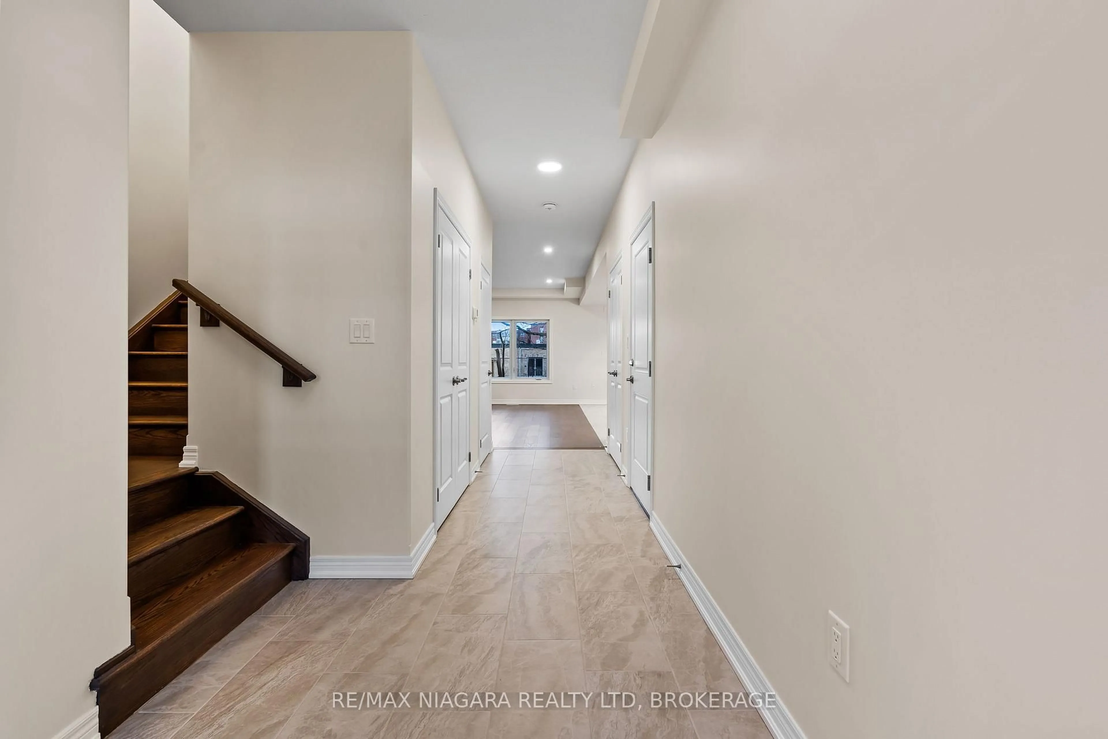 Indoor entryway for 427 Vine St #B, St. Catharines Ontario L2M 3S6