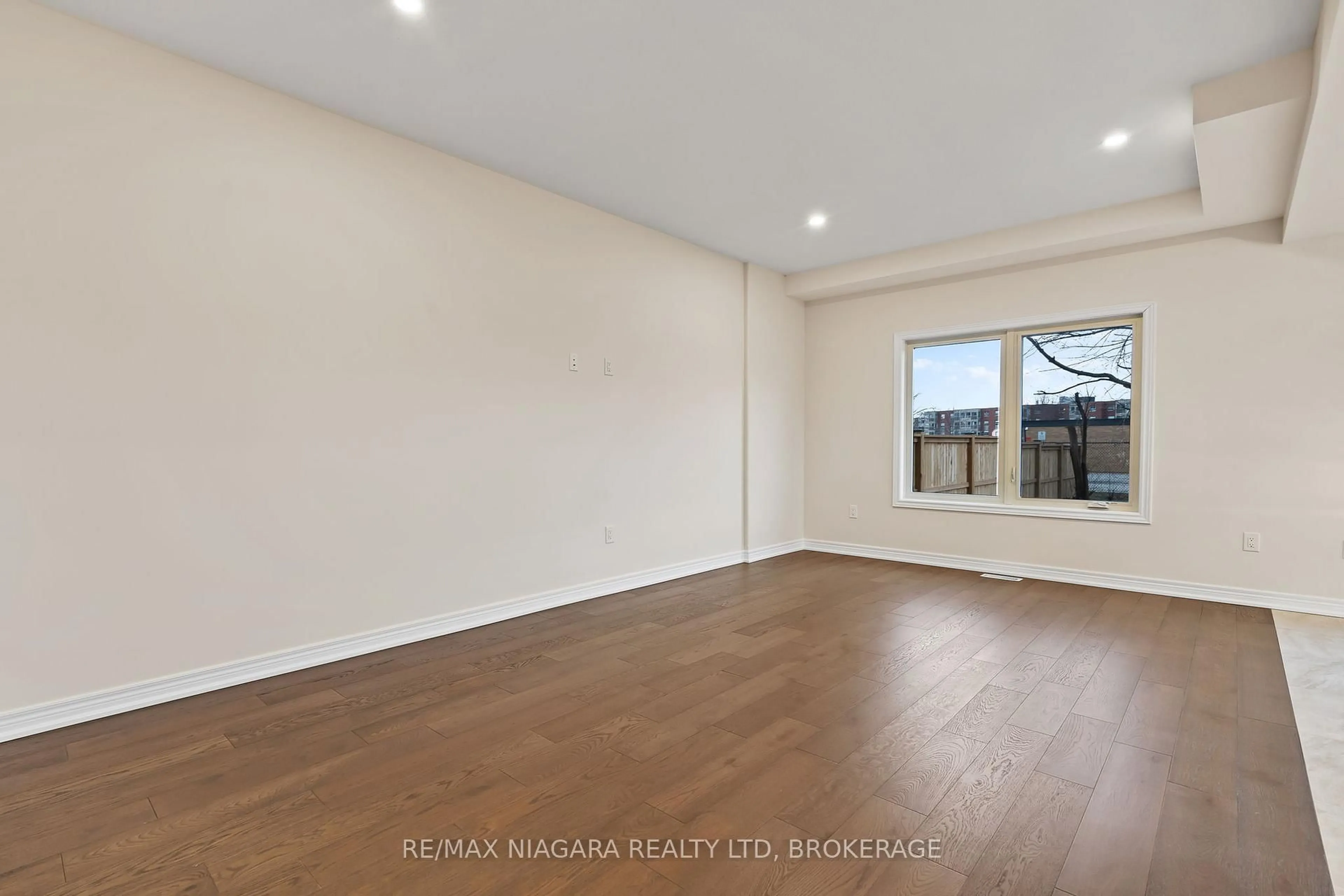 A pic of a room for 427 Vine St #B, St. Catharines Ontario L2M 3S6