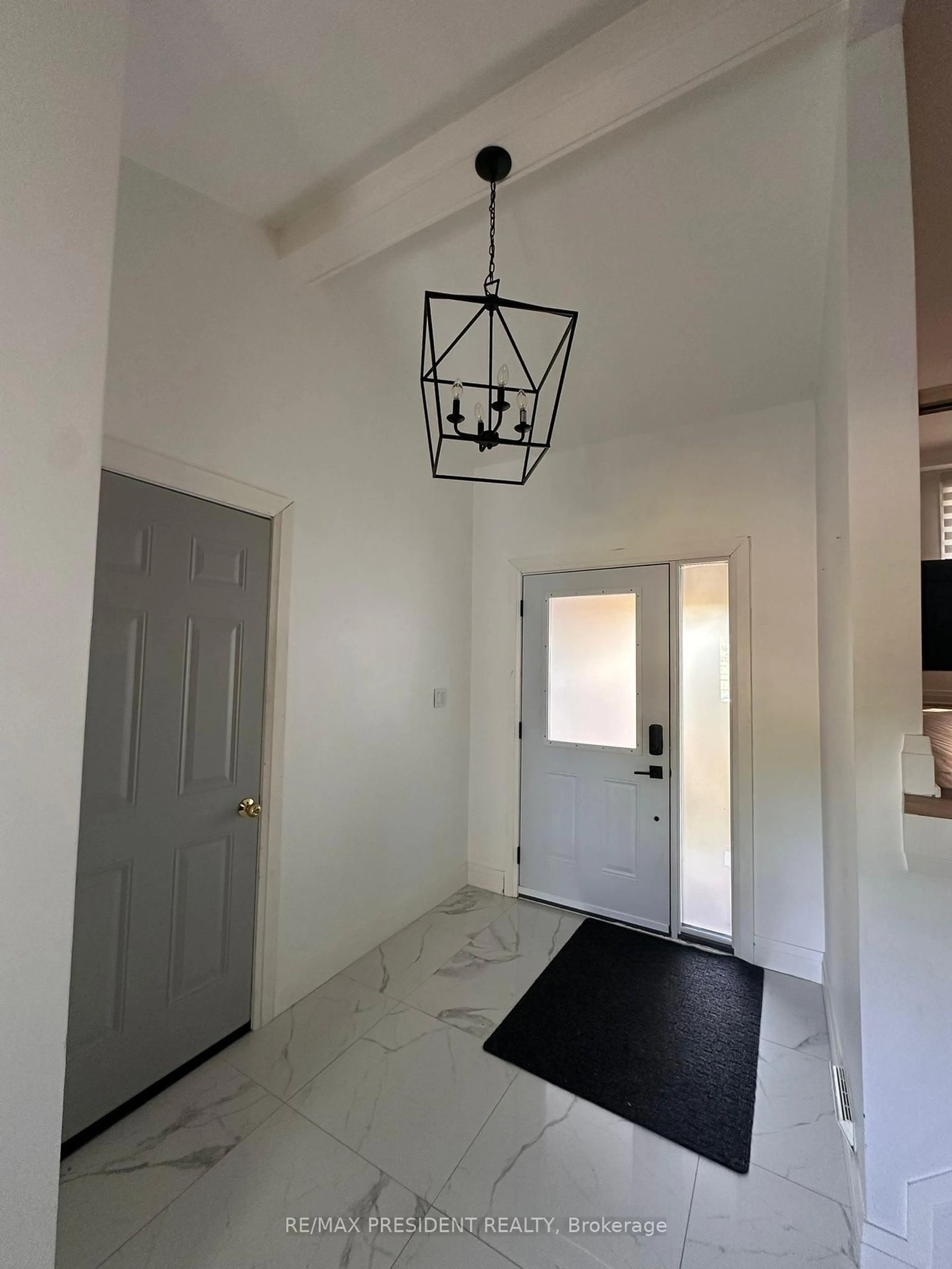 Indoor entryway for 45 Royal Oak Dr, St. Catharines Ontario L2N 6K4