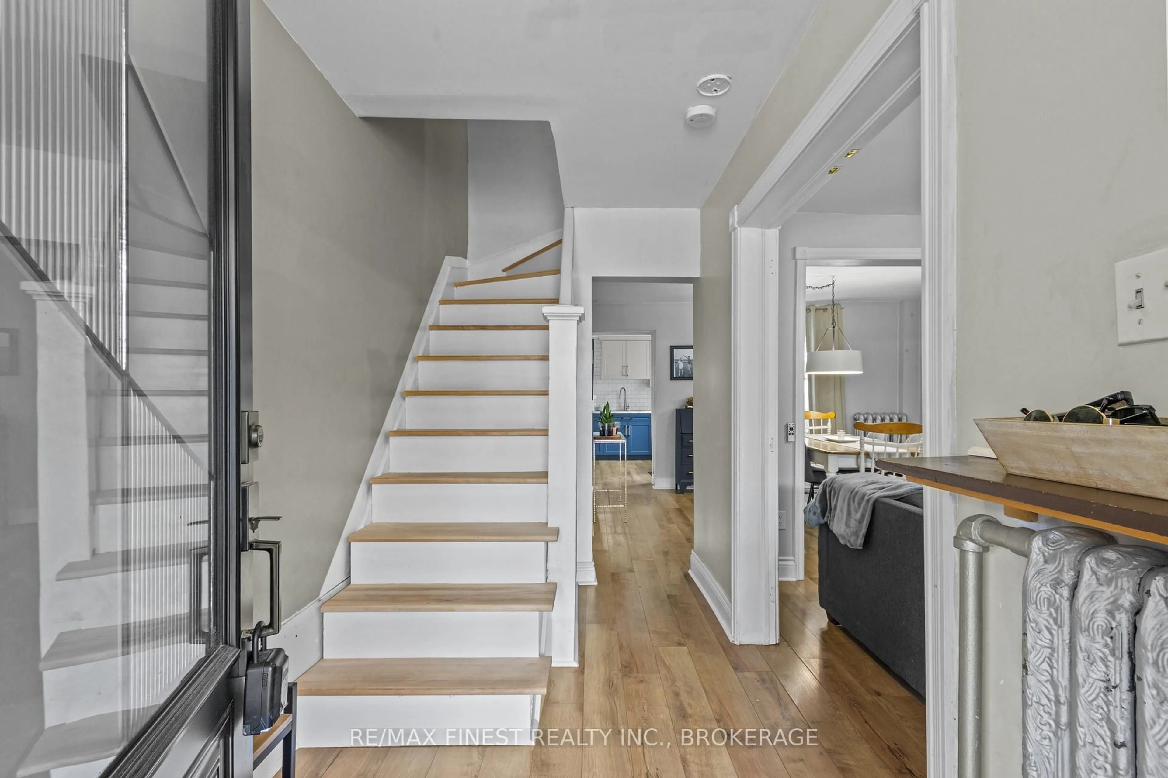 Indoor entryway for 205 Concession St, Kingston Ontario K7K 2B4