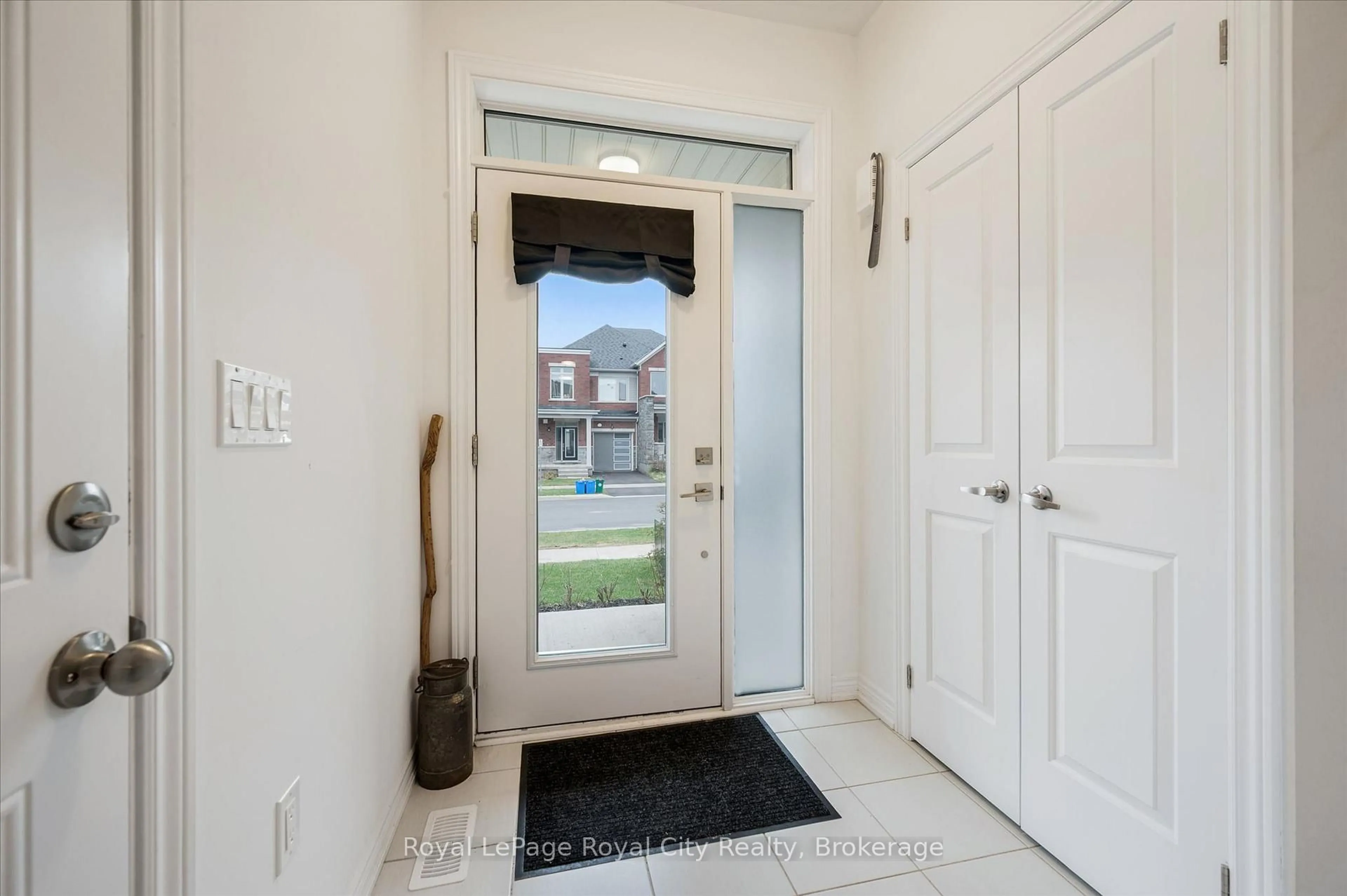 Indoor entryway for 44 Edminston Dr, Centre Wellington Ontario N1M 0J1
