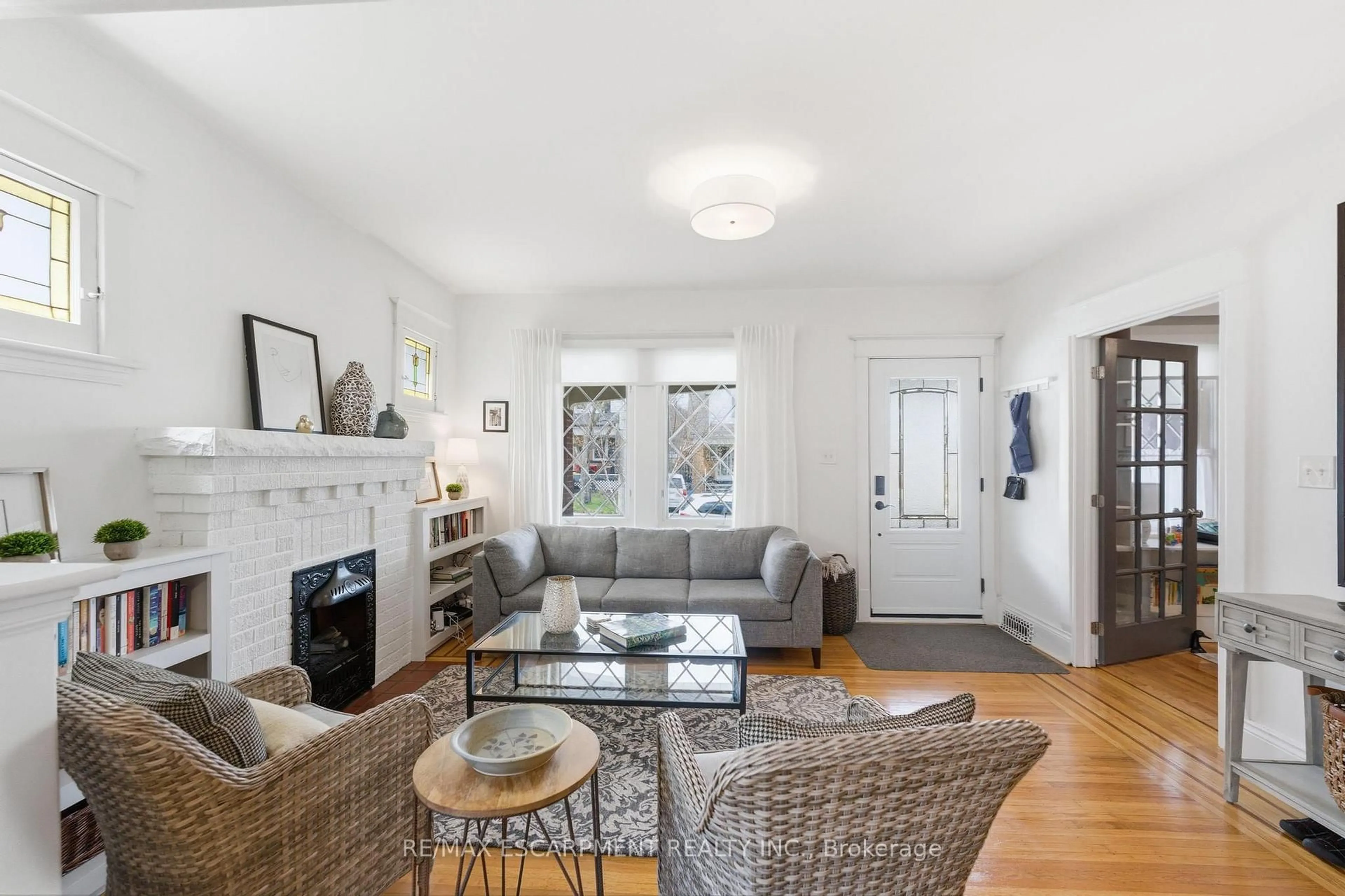 Living room with furniture, unknown for 199 Kensington Ave, Hamilton Ontario L8M 3H6