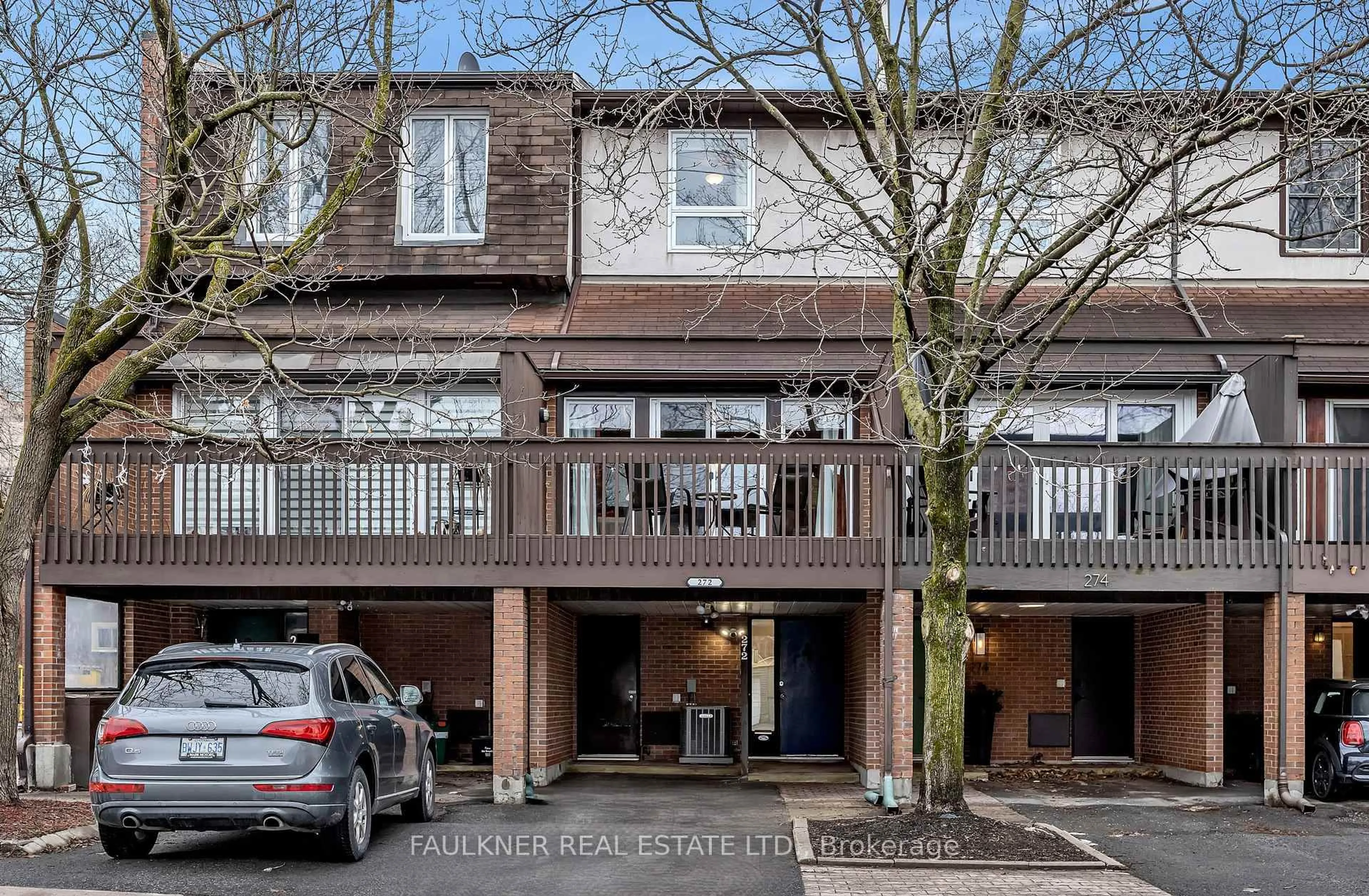 A pic from outside/outdoor area/front of a property/back of a property/a pic from drone, street for 272 Gladstone Ave, Ottawa Ontario K2P 0Y7