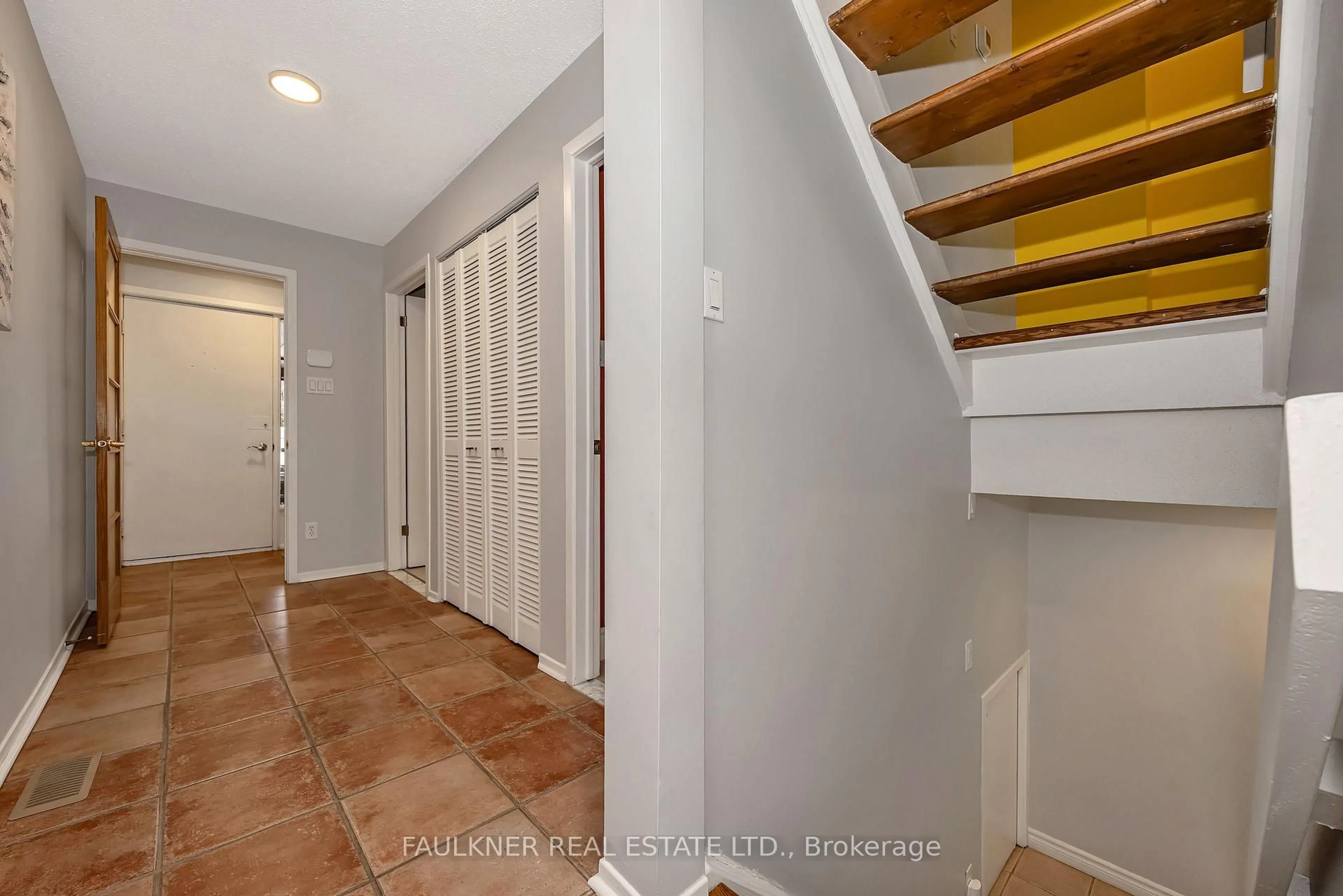 Indoor entryway for 272 Gladstone Ave, Ottawa Ontario K2P 0Y7