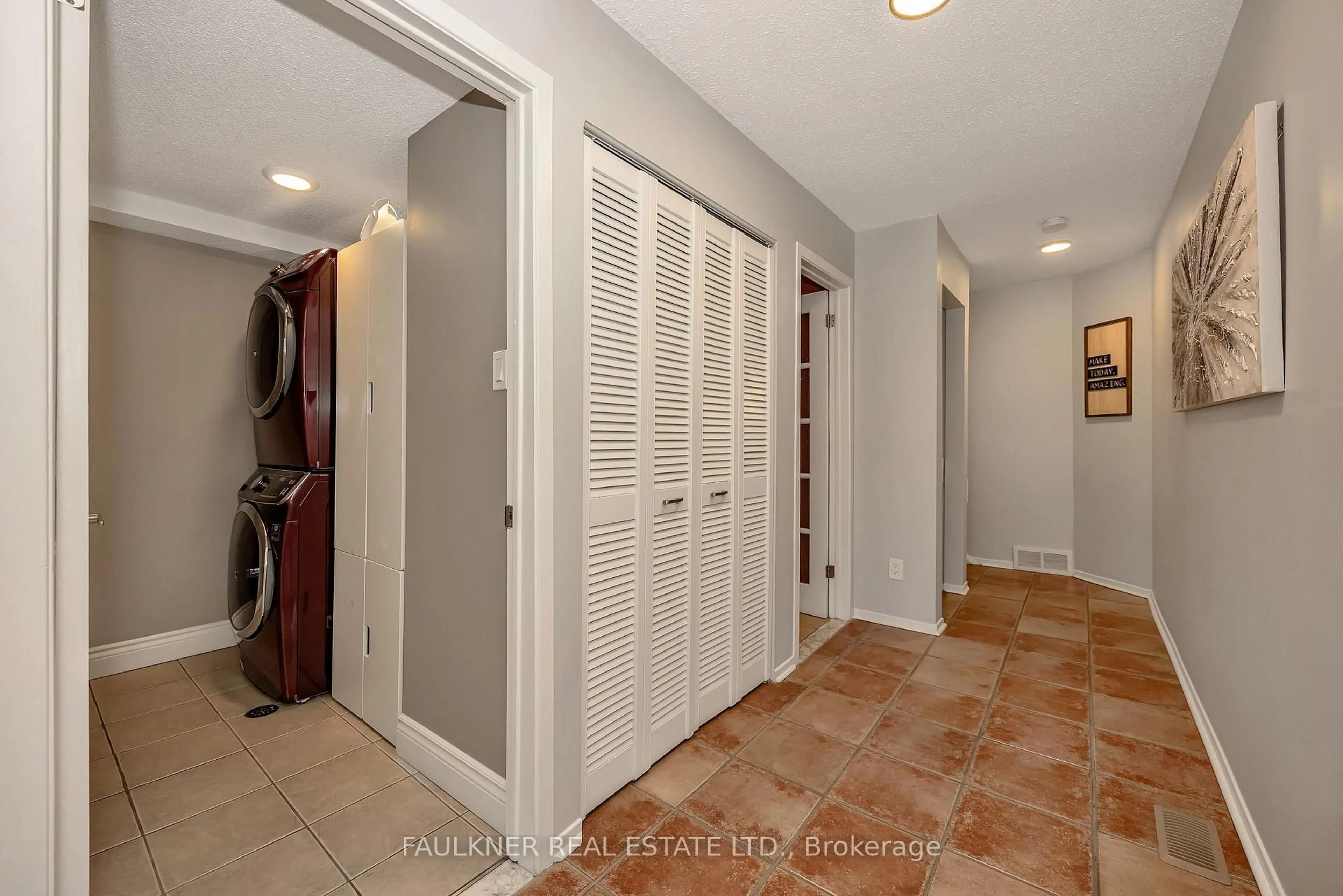 Unknown for 272 Gladstone Ave, Ottawa Ontario K2P 0Y7