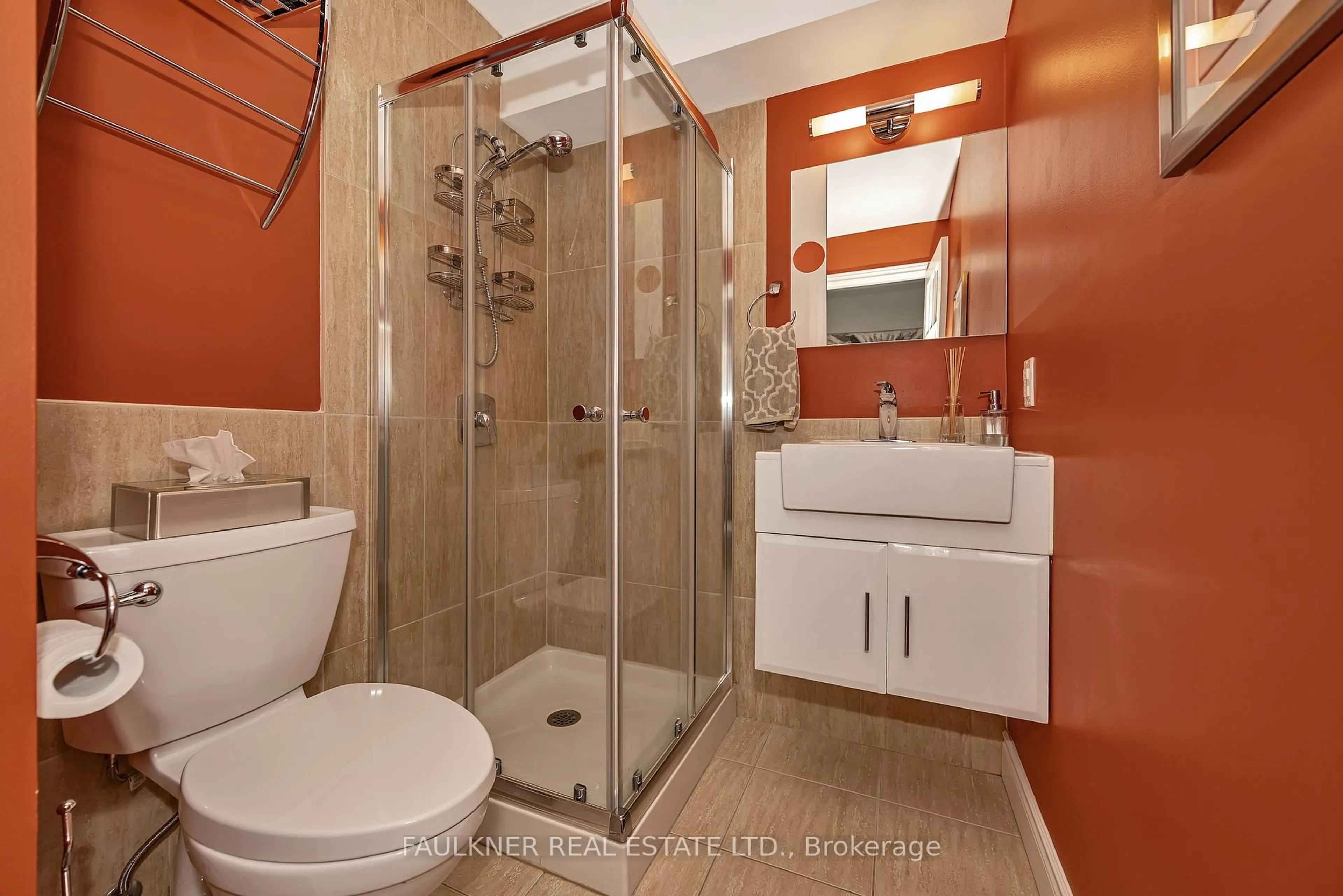 Standard bathroom, ceramic/tile floor for 272 Gladstone Ave, Ottawa Ontario K2P 0Y7