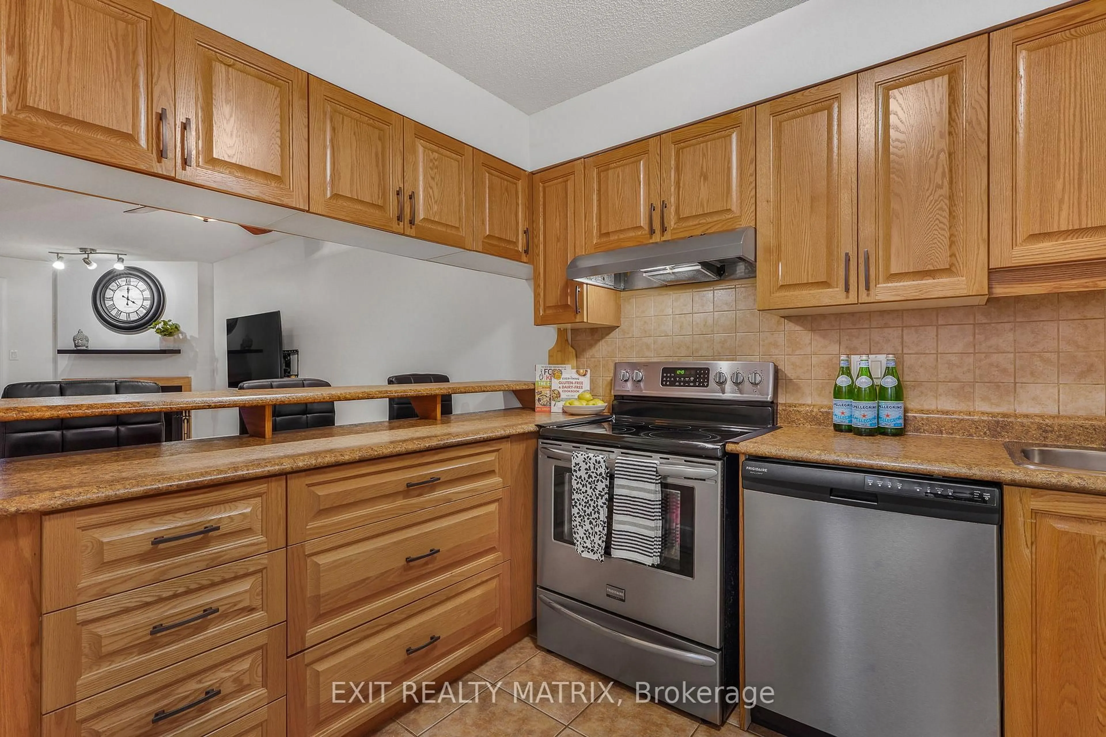 Standard kitchen, wood/laminate floor for 458 Briston Private #20, Ottawa Ontario K1G 5R4