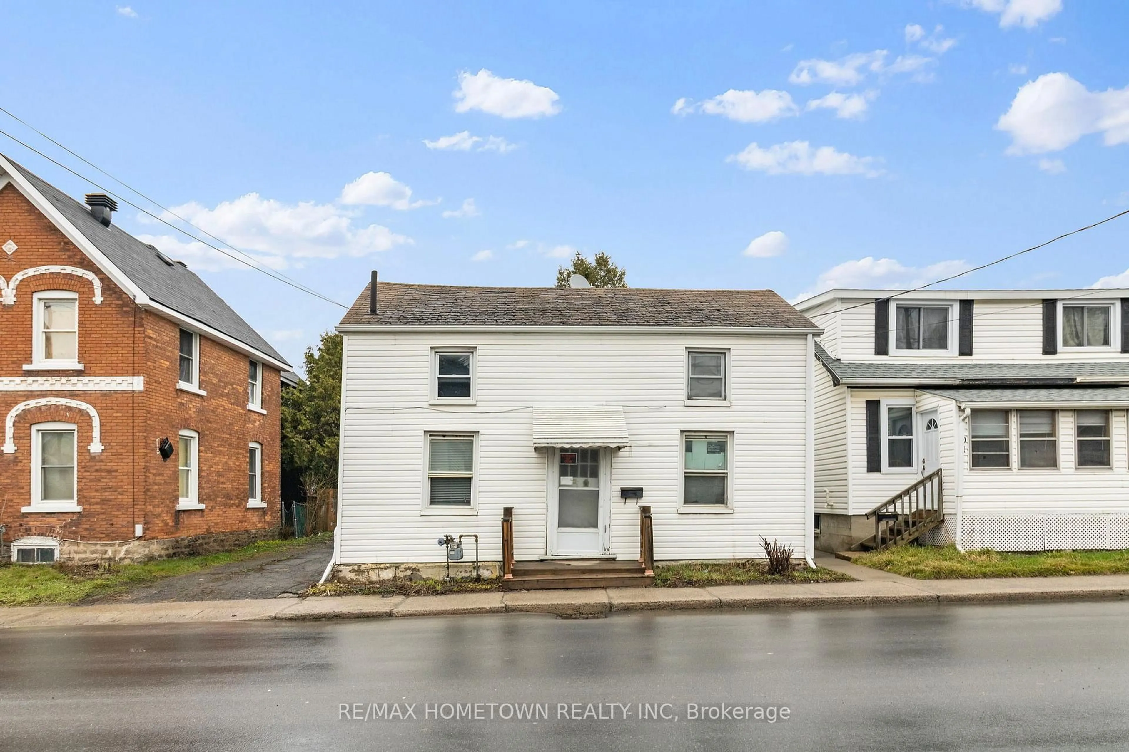 A pic from outside/outdoor area/front of a property/back of a property/a pic from drone, street for 93 Perth St, Brockville Ontario K6V 5C8