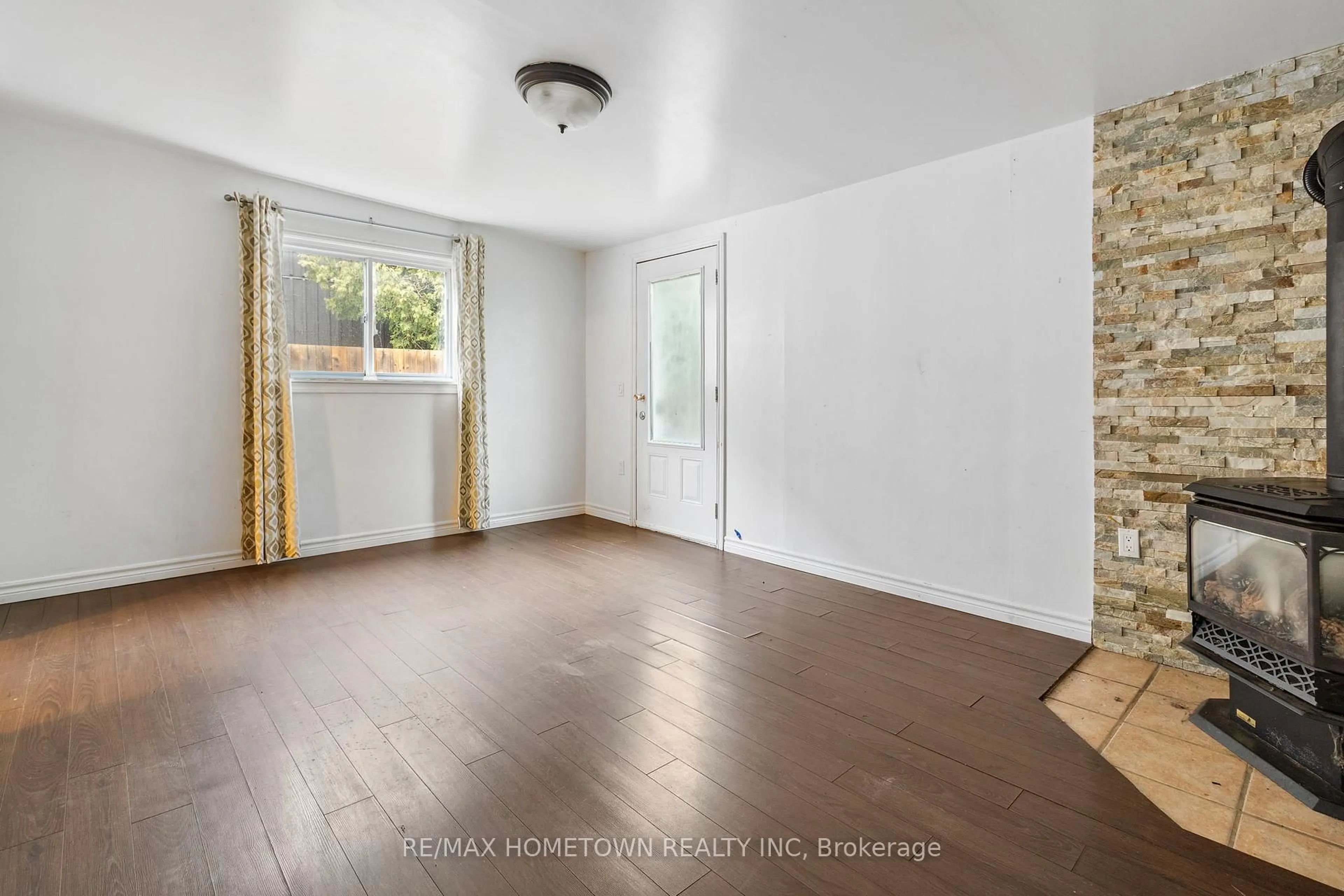 A pic of a room for 93 Perth St, Brockville Ontario K6V 5C8