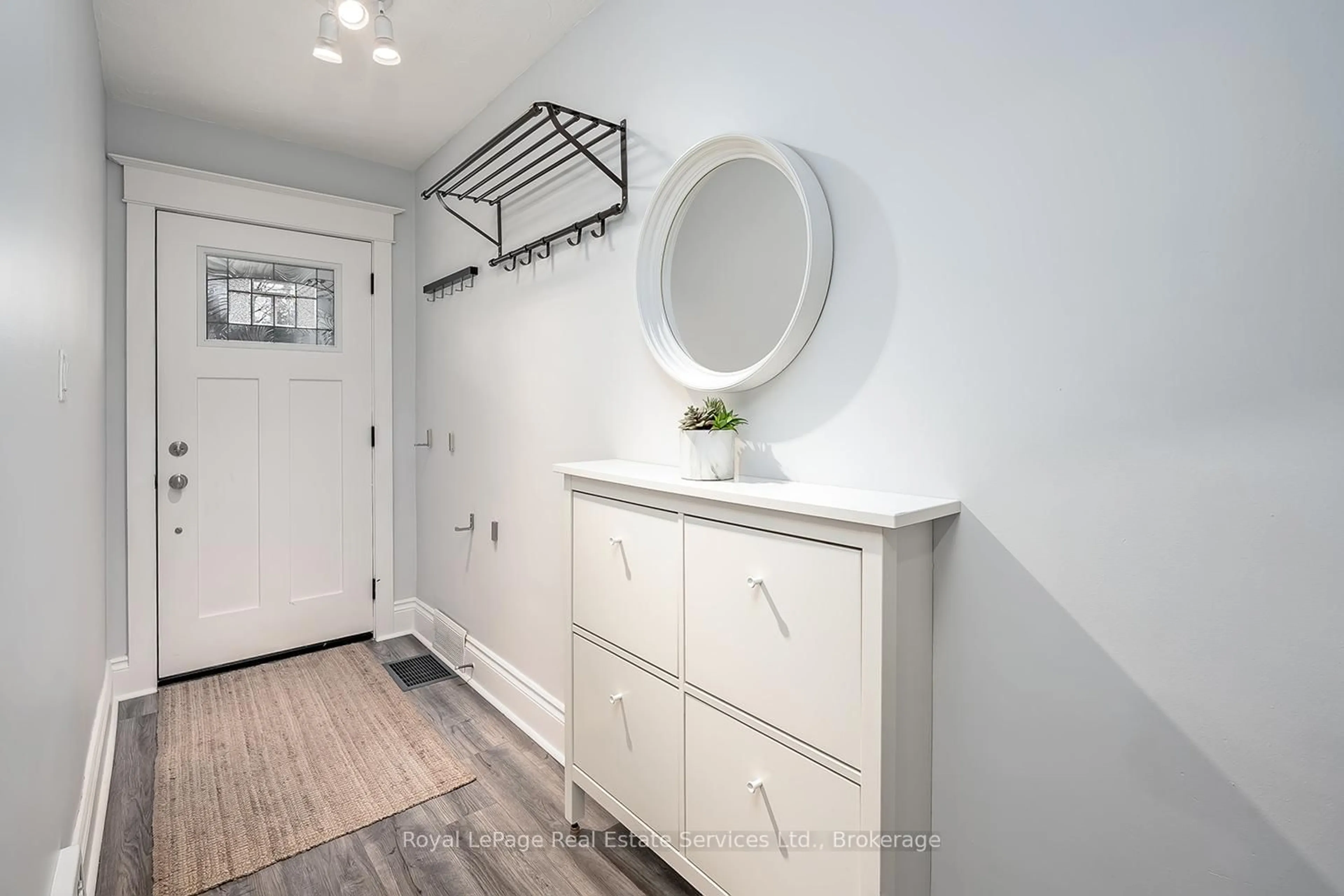 Indoor entryway for 35 Park Row, Hamilton Ontario L8H 4E3