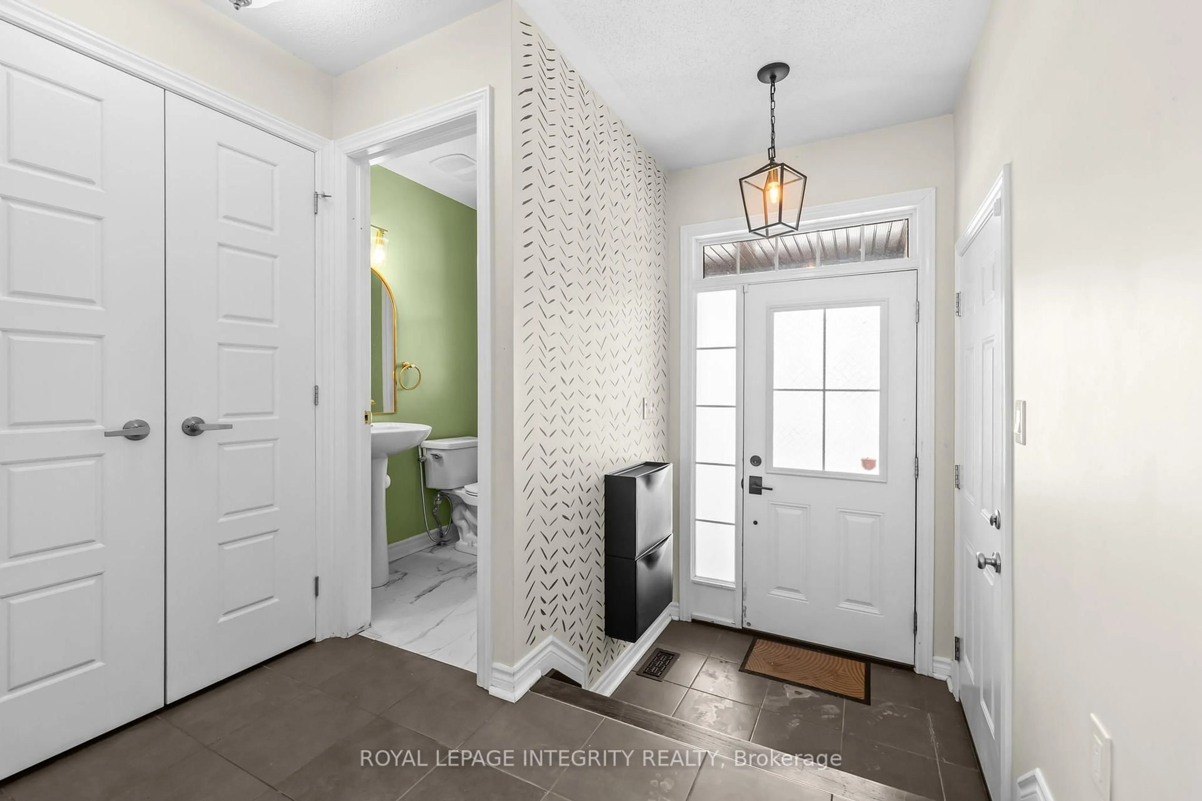 Indoor entryway for 2435 River Mist Rd, Ottawa Ontario K2J 5W5