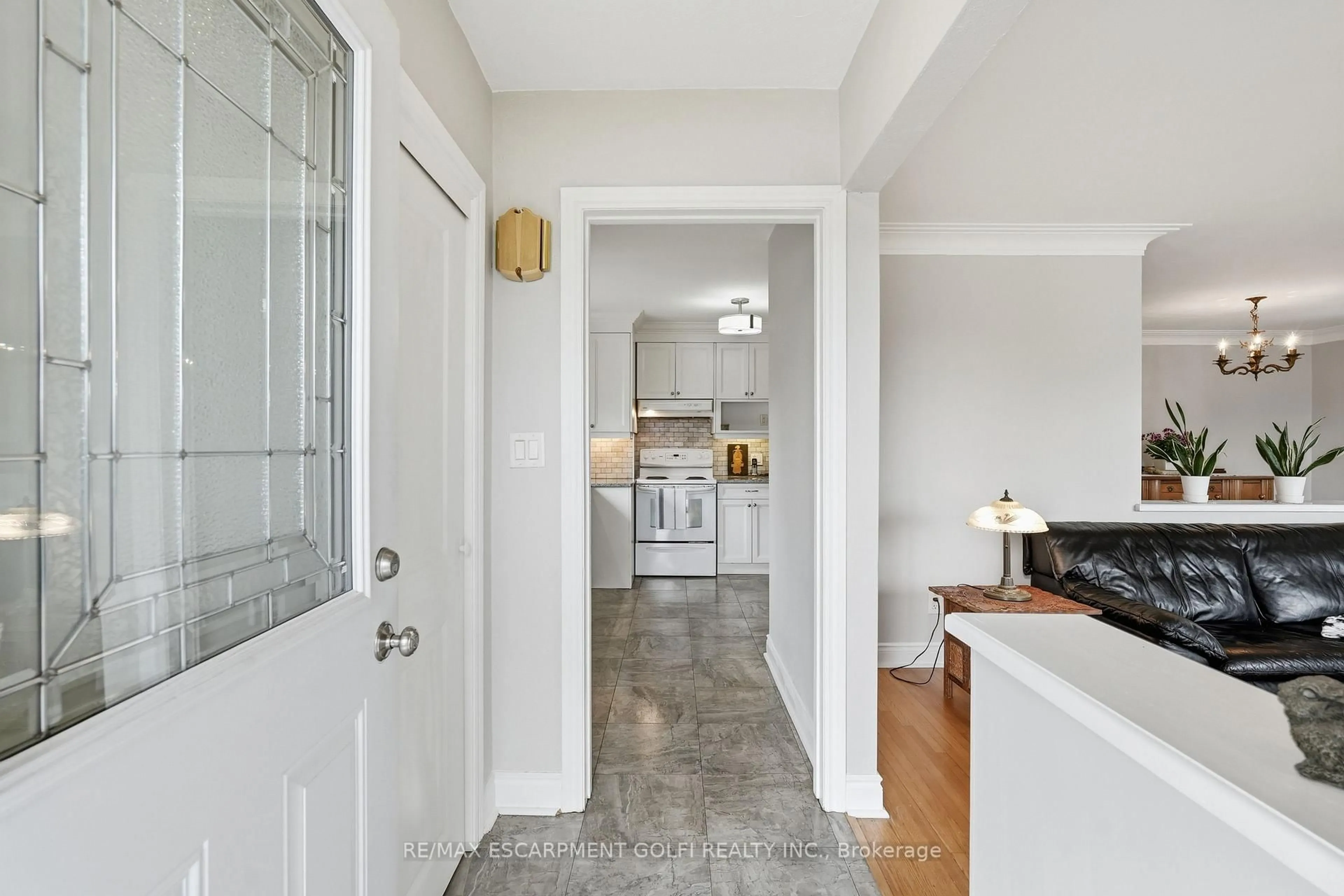 Indoor entryway for 62 Grenadier Dr, Hamilton Ontario L8T 4E3