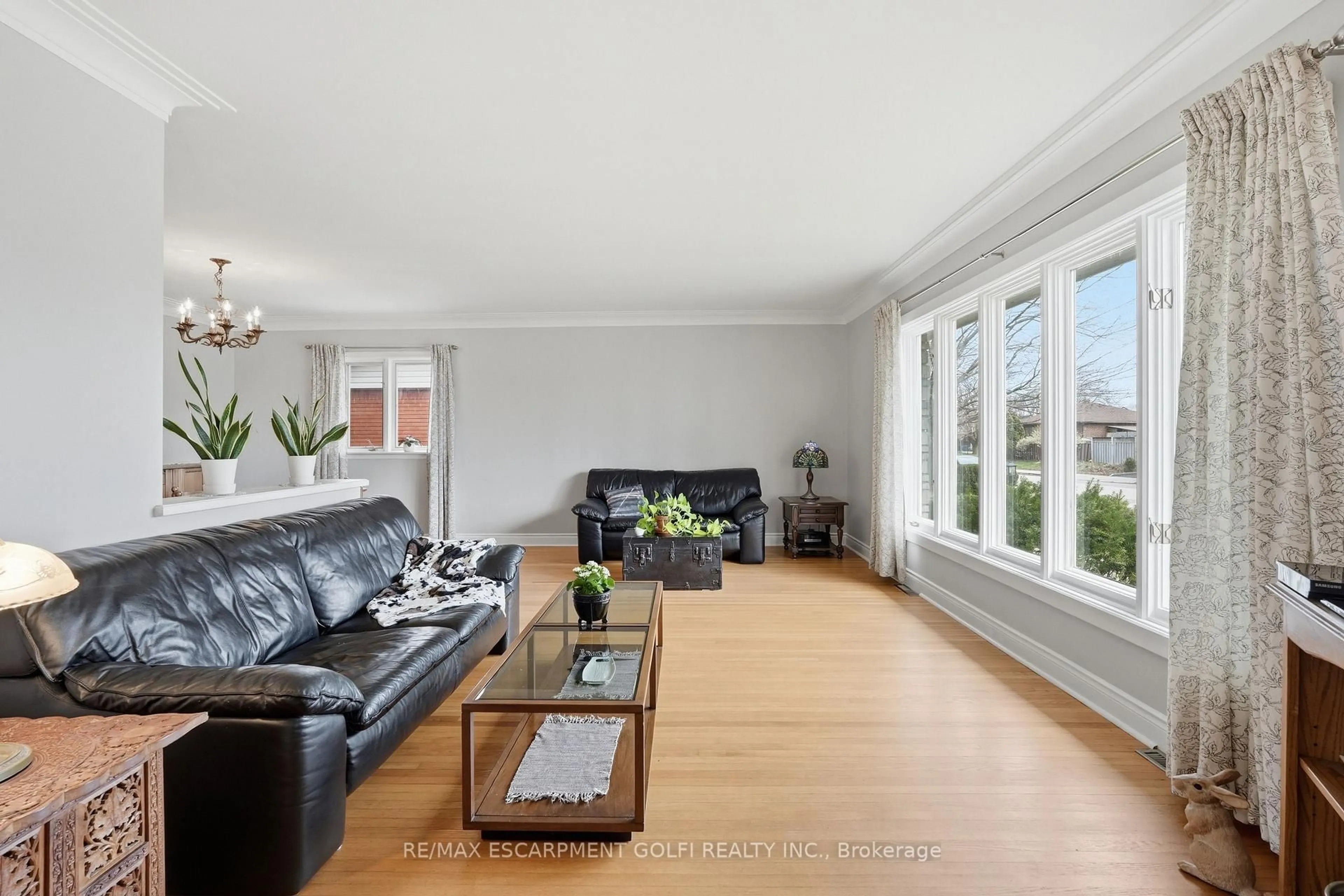 Living room with furniture, unknown for 62 Grenadier Dr, Hamilton Ontario L8T 4E3