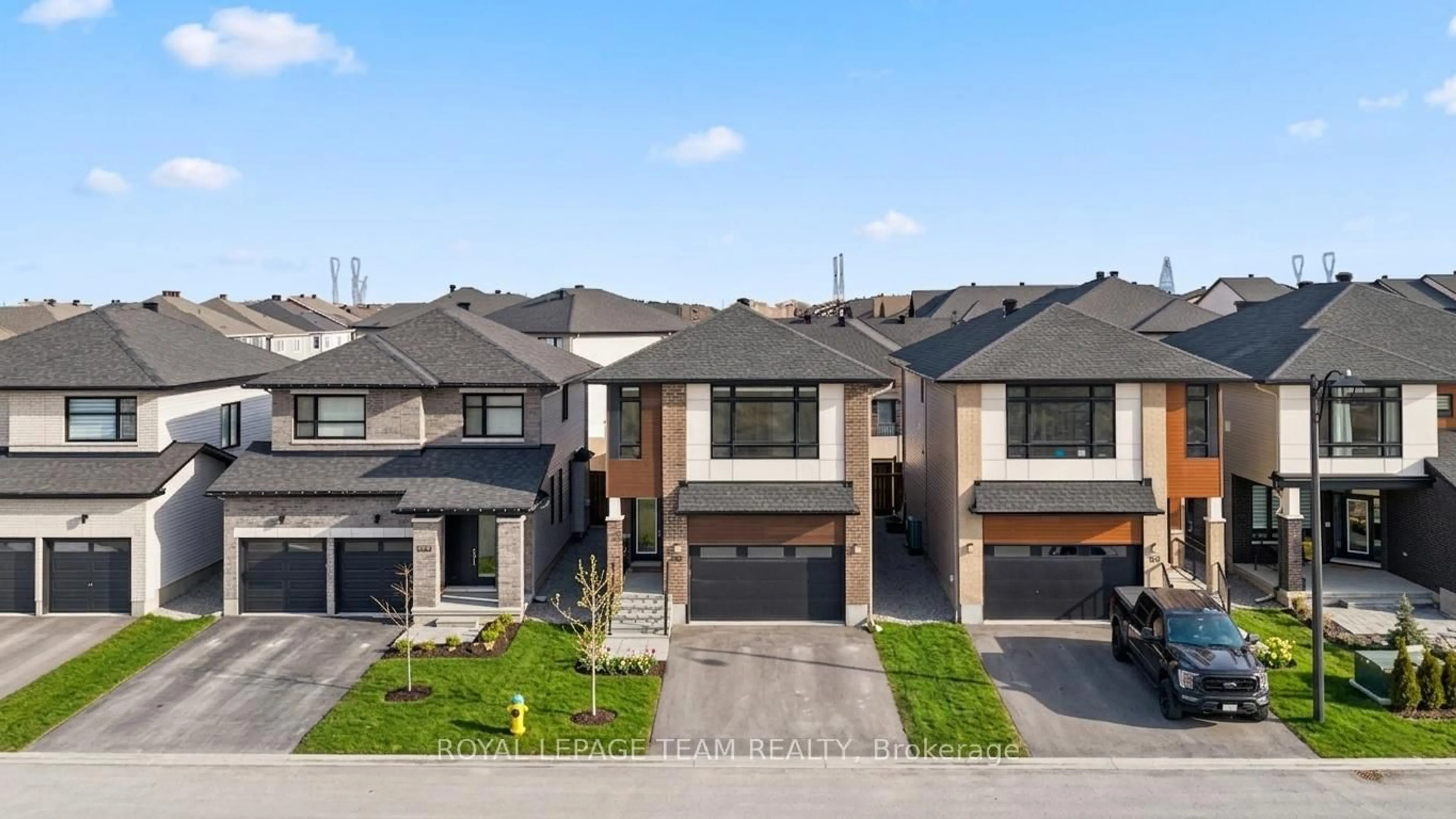 A pic from outside/outdoor area/front of a property/back of a property/a pic from drone, street for 539 Honeylocust Ave, Stittsville Ontario K2V 0L8