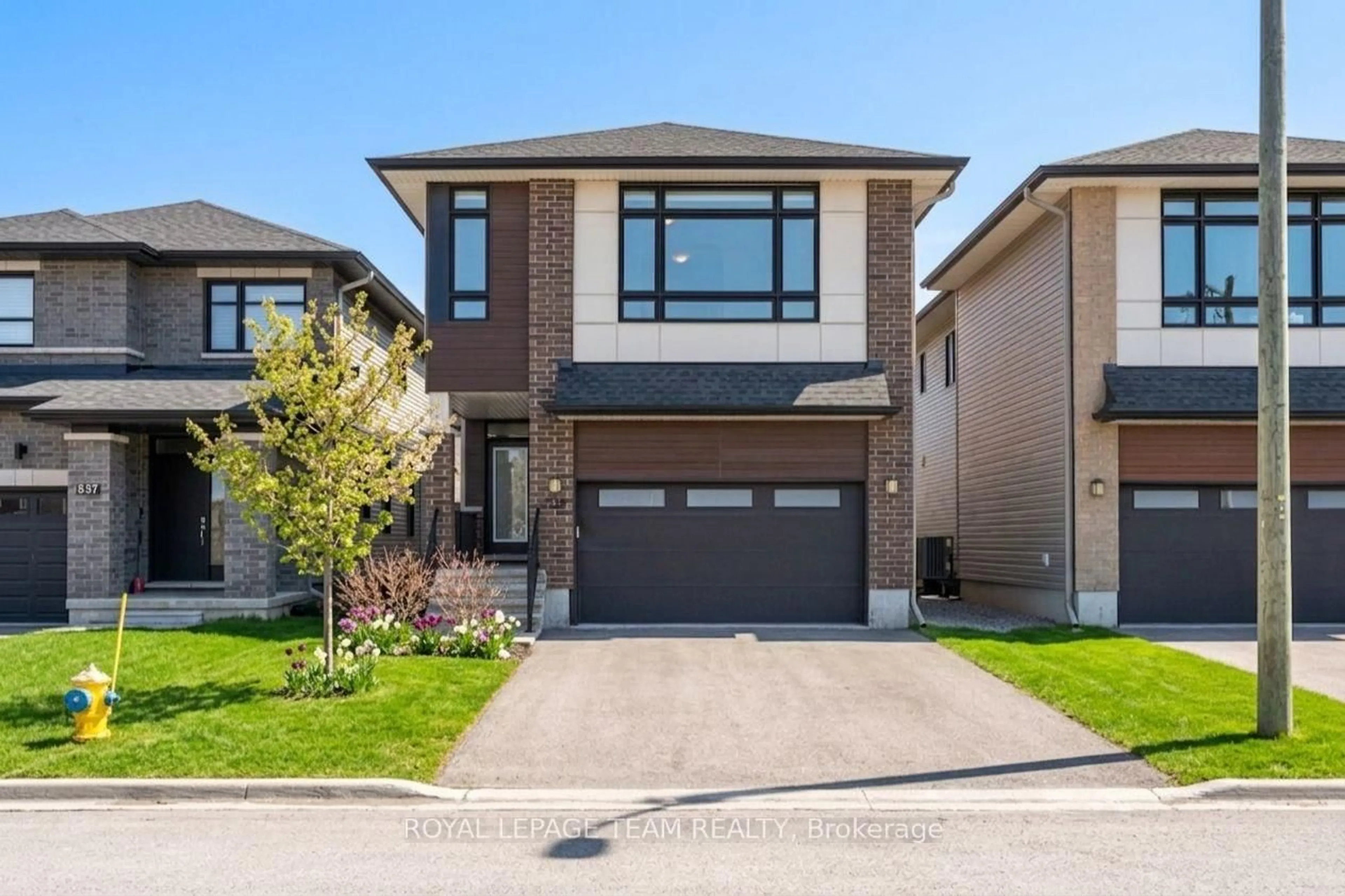 Home with brick exterior material, street for 539 Honeylocust Ave, Stittsville Ontario K2V 0L8