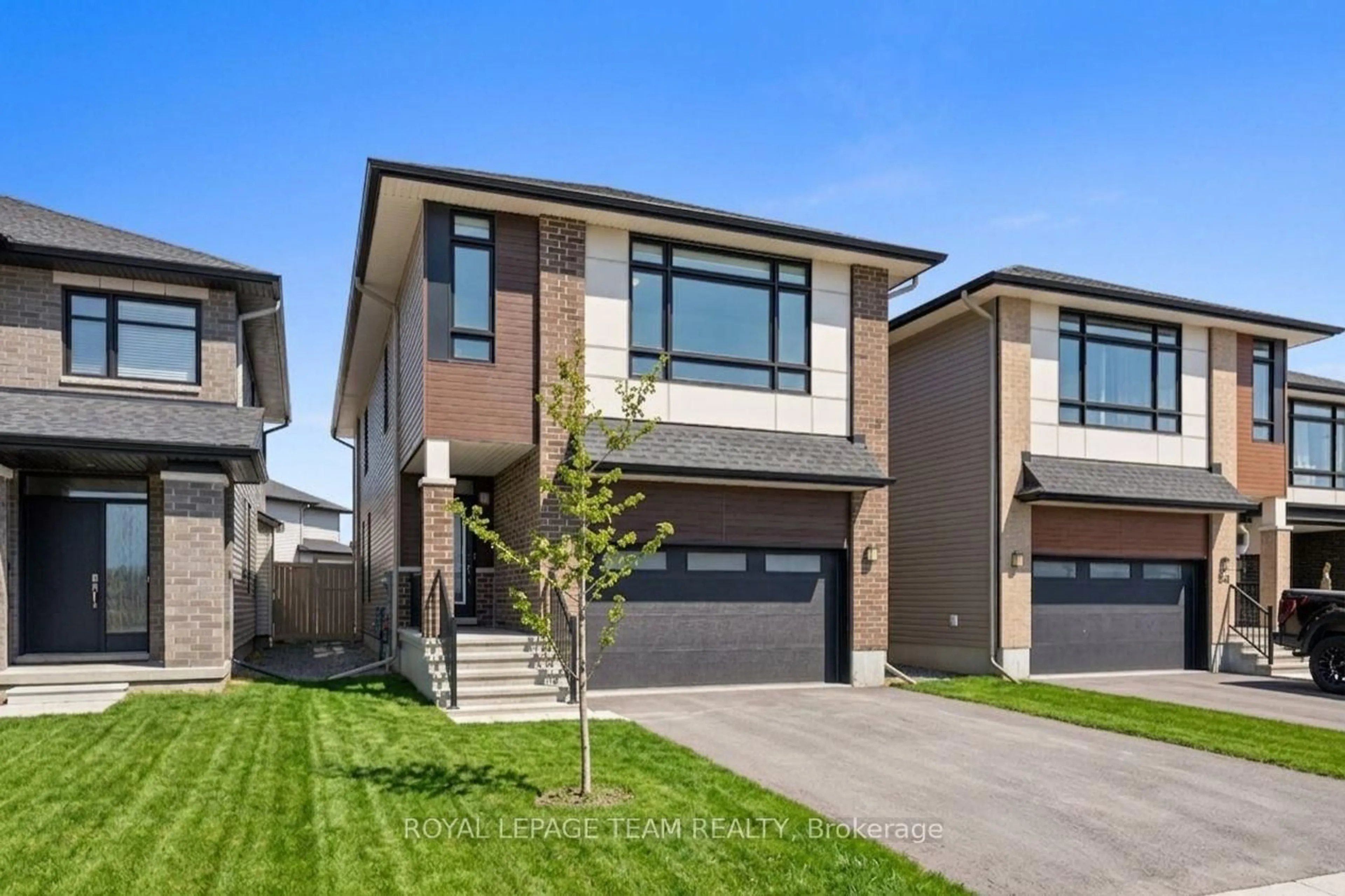 Home with brick exterior material, street for 539 Honeylocust Ave, Stittsville Ontario K2V 0L8