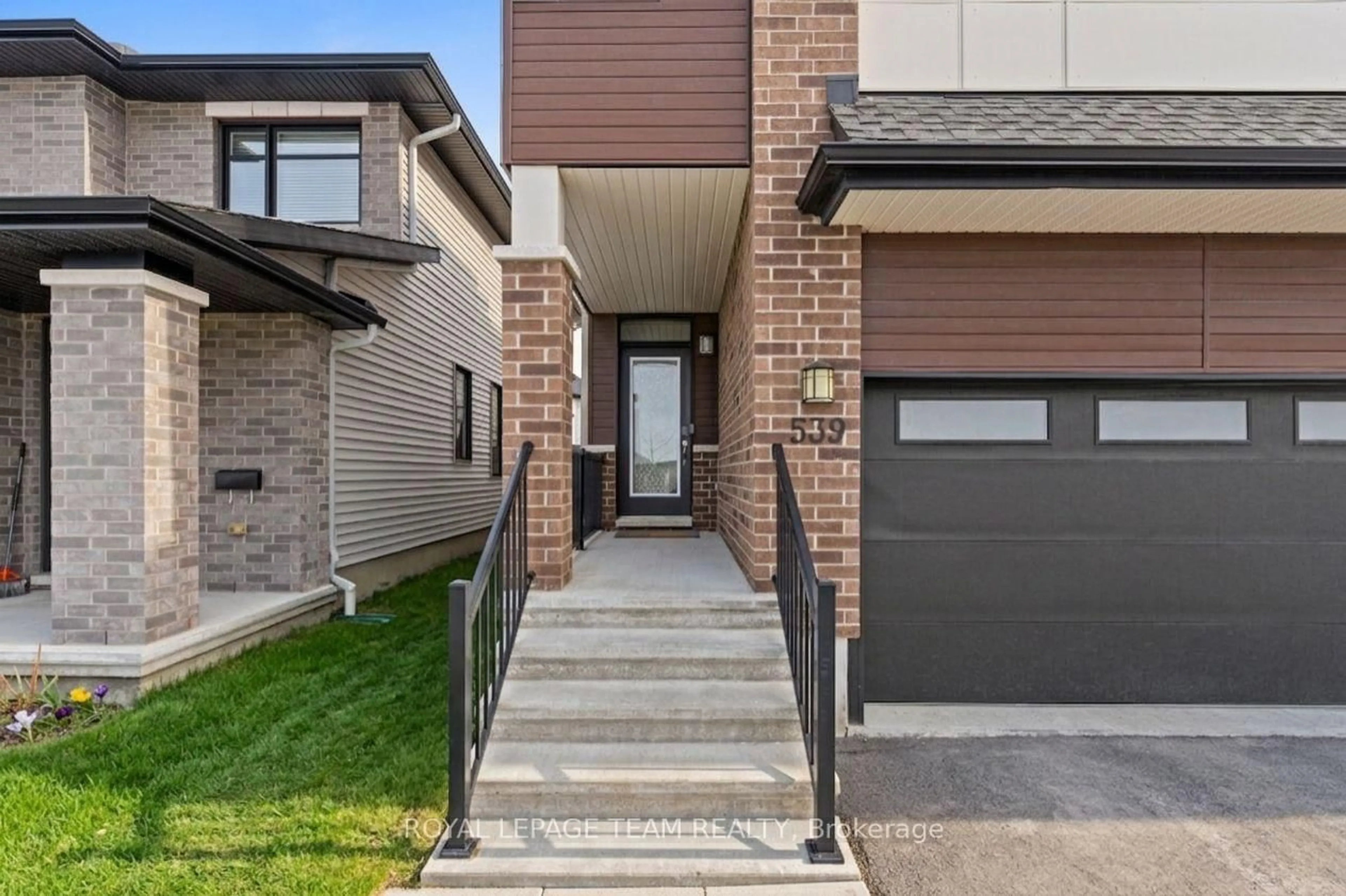 Home with brick exterior material, street for 539 Honeylocust Ave, Stittsville Ontario K2V 0L8