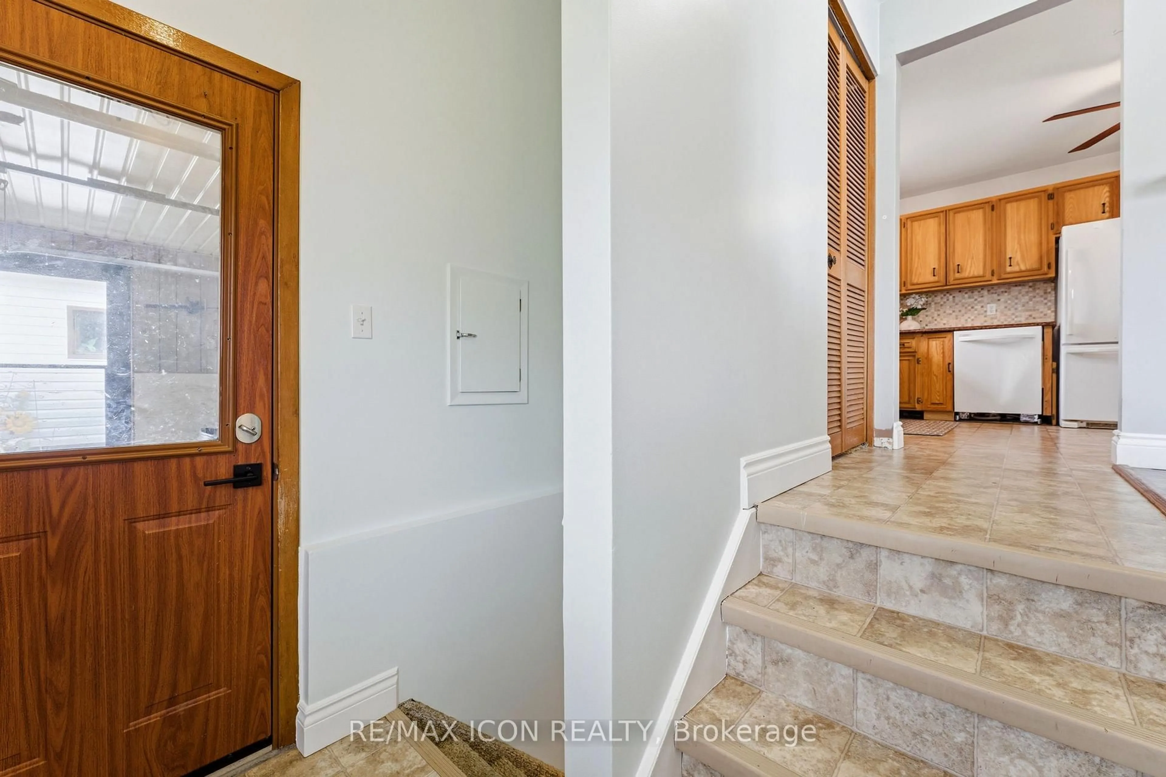 Indoor entryway for 13 Greenwood Dr, Wilmot Ontario N3A 1L1