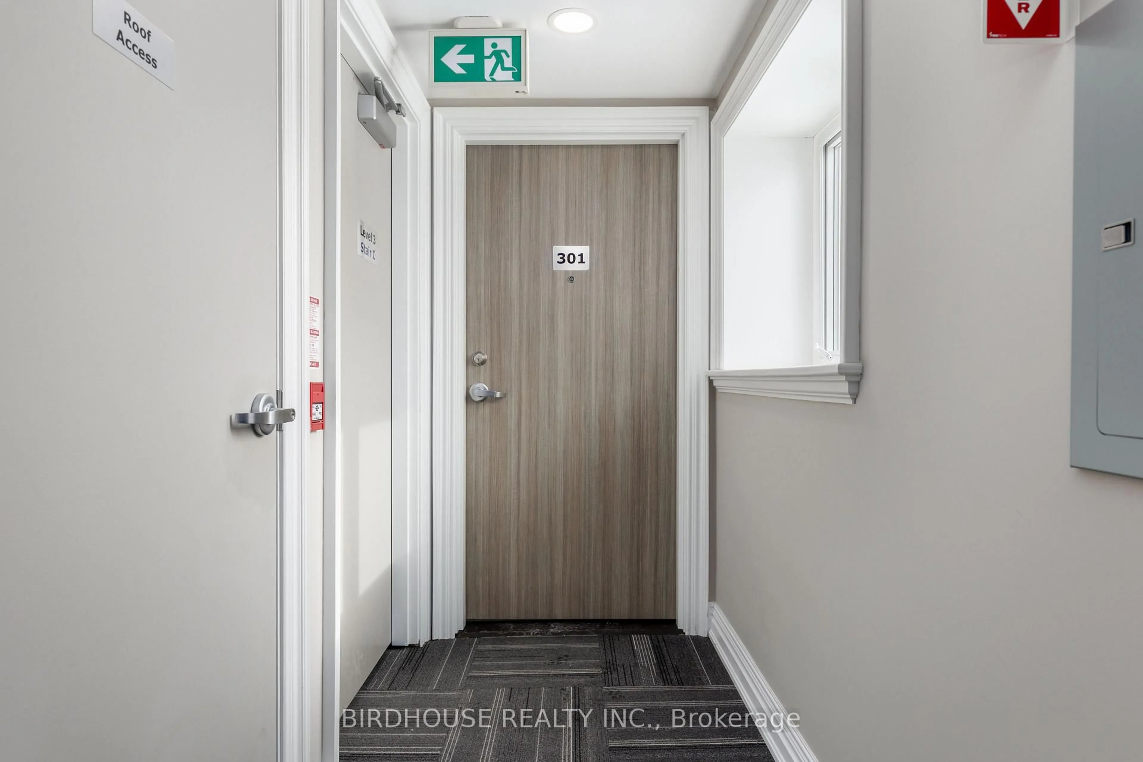 Indoor foyer for 25 King St #301, Kawartha Lakes Ontario K9V 1C4