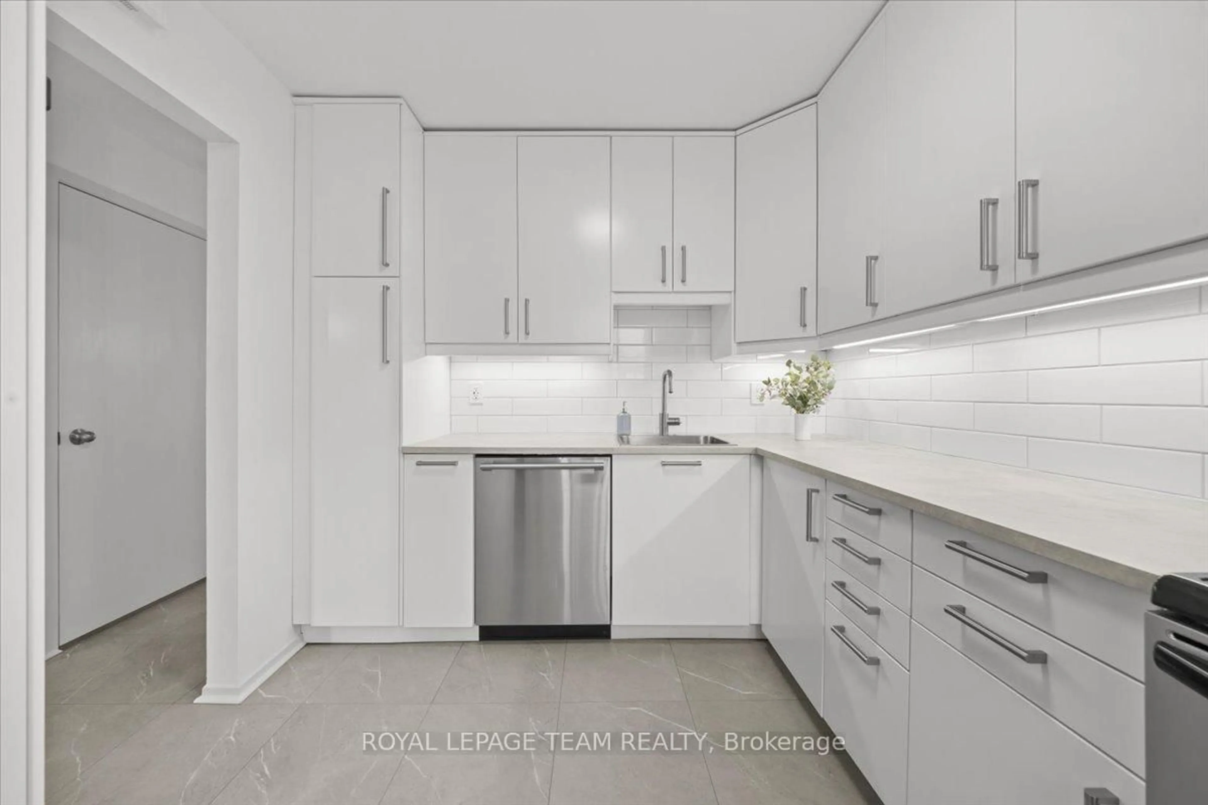 Standard kitchen, ceramic/tile floor for 3230 Uplands Dr #40, Ottawa Ontario K1V 0C6