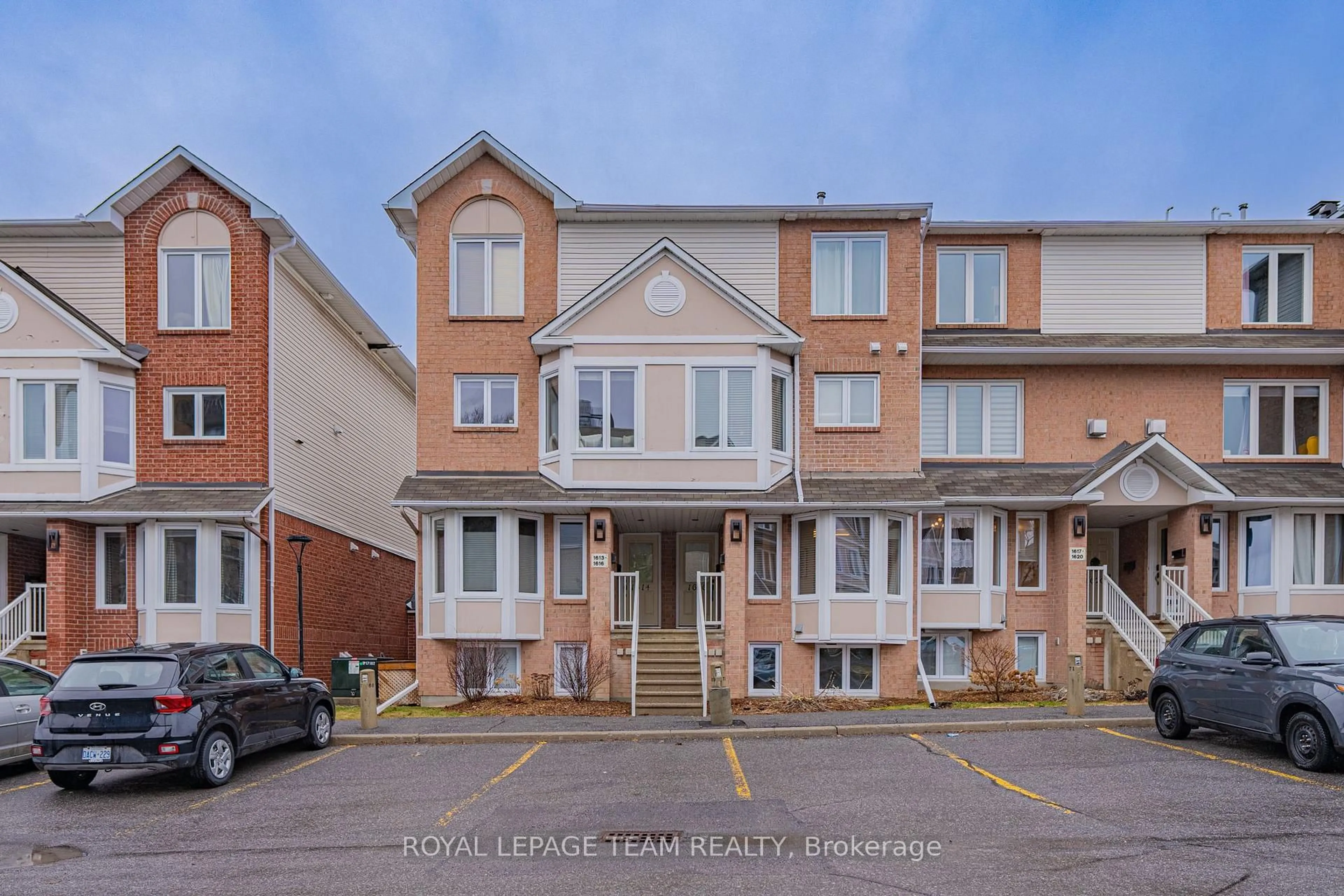 A pic from outside/outdoor area/front of a property/back of a property/a pic from drone, street for 1615 Locksley Lane, Ottawa Ontario K1J 1B6