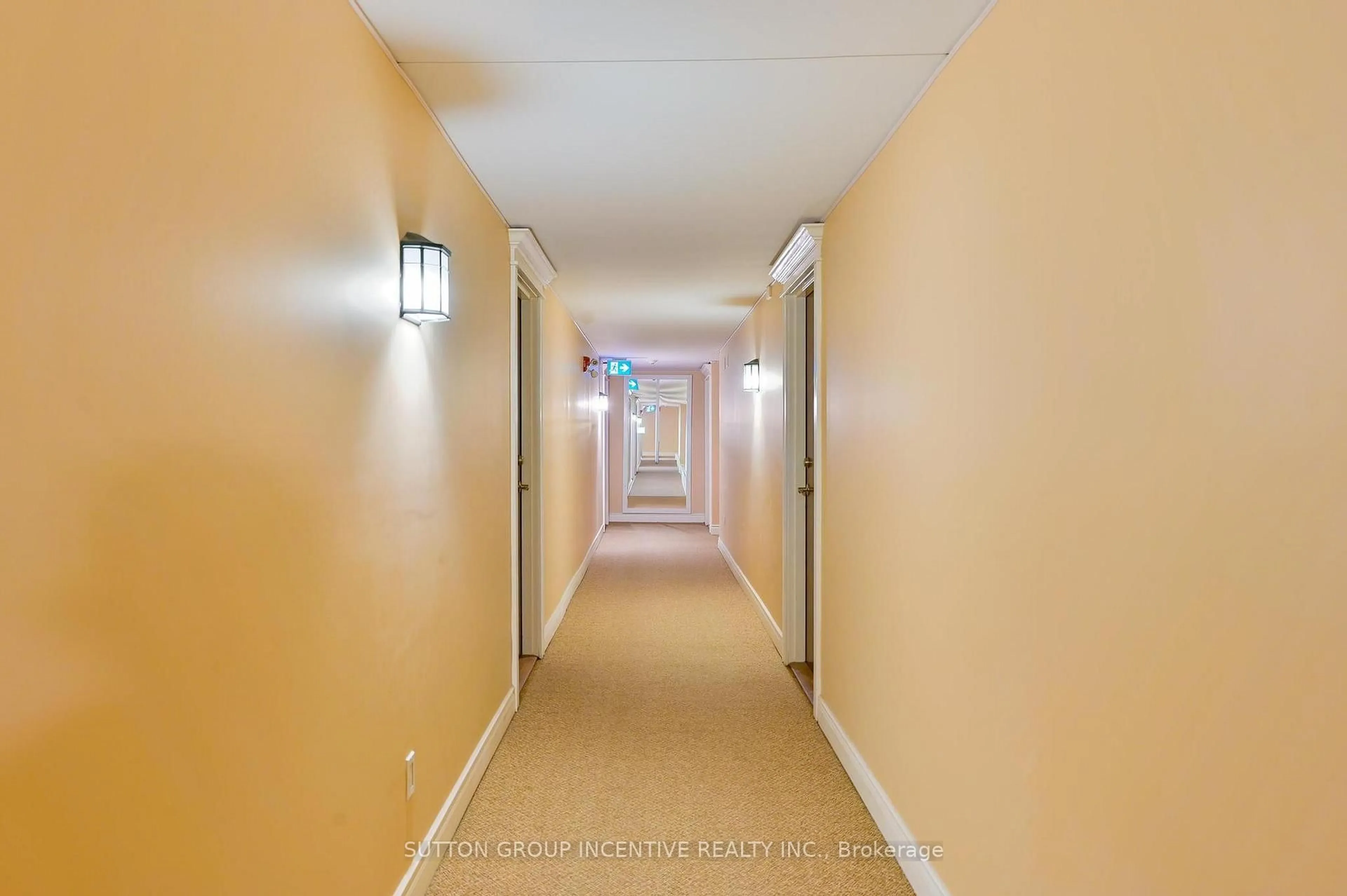 Indoor foyer for 4 Lake Ave #307, Dysart et al Ontario K0M 1S0